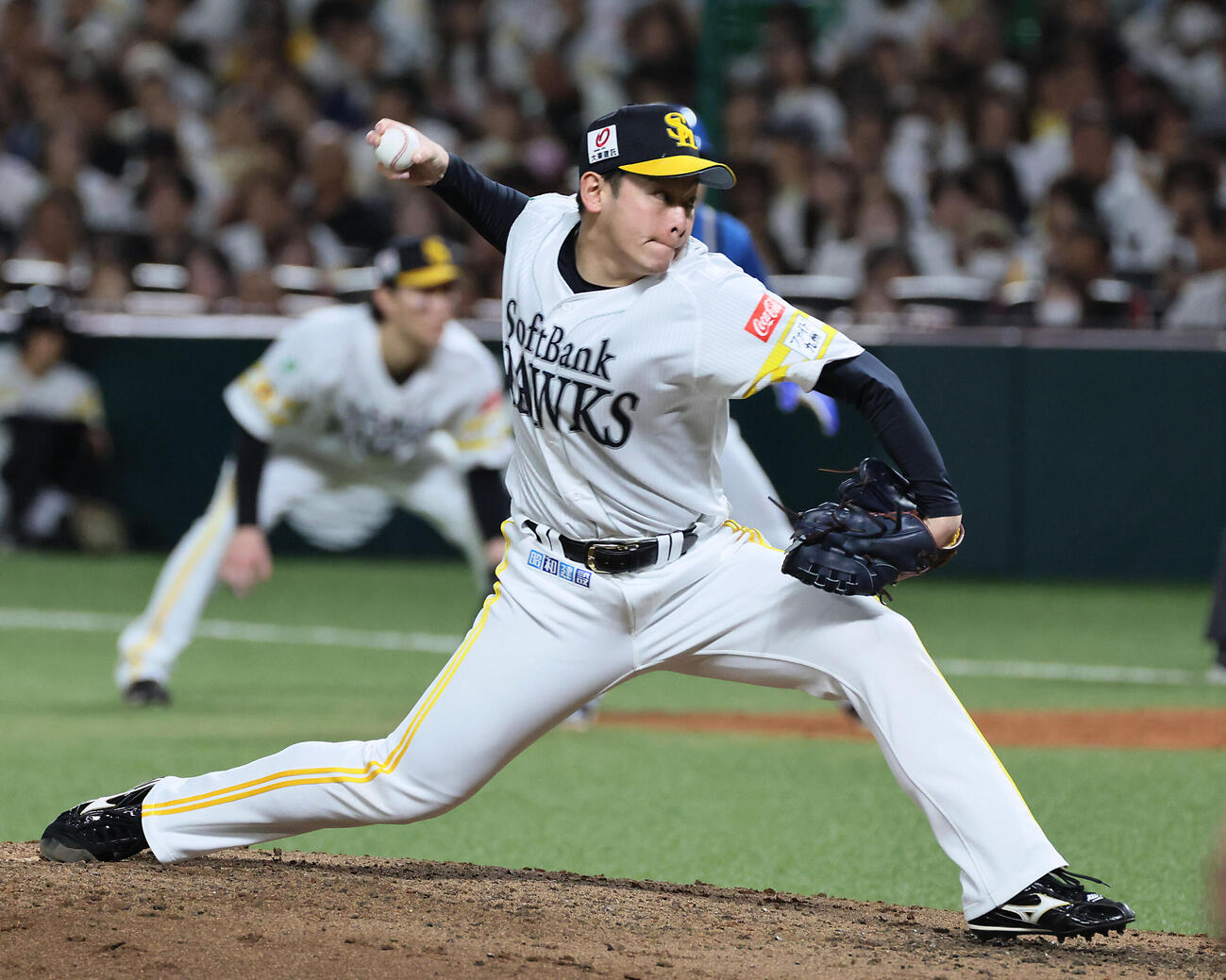 ソフトバンク対日本ハム　3回表日本ハム2死満塁、2番手で登板したソフトバンク鈴木豪太（撮影・加藤孝規）