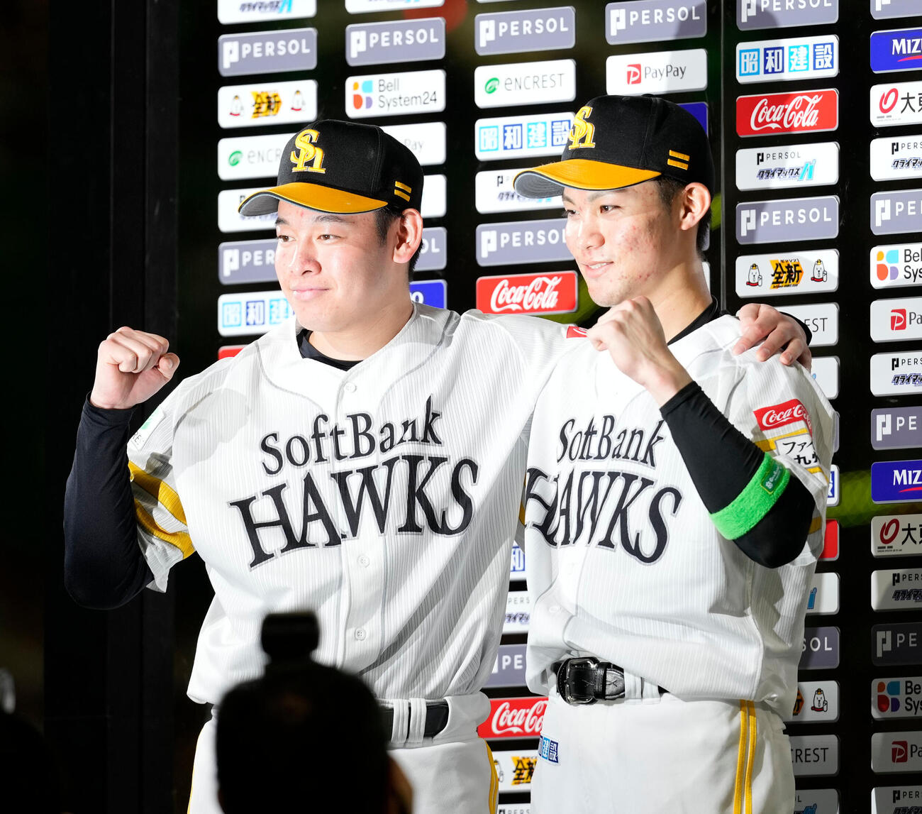 ソフトバンク対日本ハム　ヒーローになった鈴木豪太と庄子雄大はお立ち台でガッツポーズ