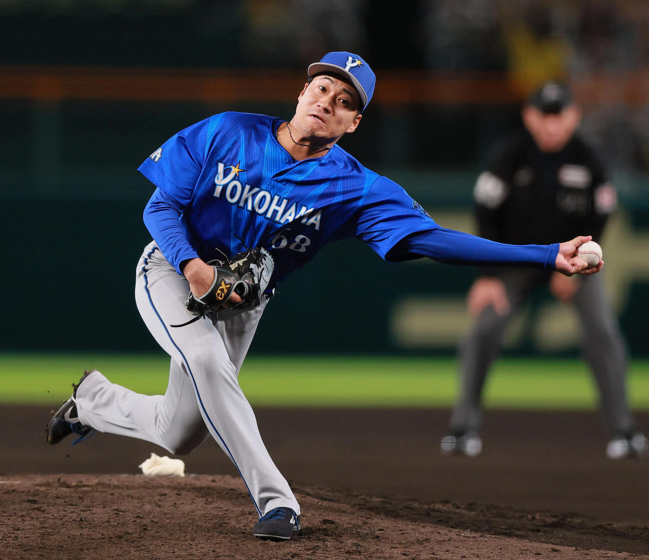 阪神対DeNA 6回裏阪神2死二塁、平良拳太郎に代わり登板する岩田将貴（撮影・上山淳一）