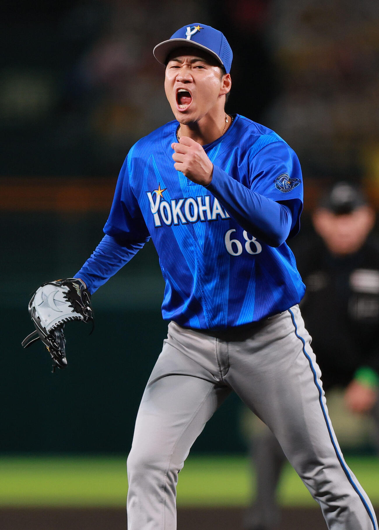 阪神対DeNA 6回裏阪神2死一、二塁、岩田将貴は代打木浪聖也を空振り三振に仕留め雄たけびを上げる（撮影・上山淳一）