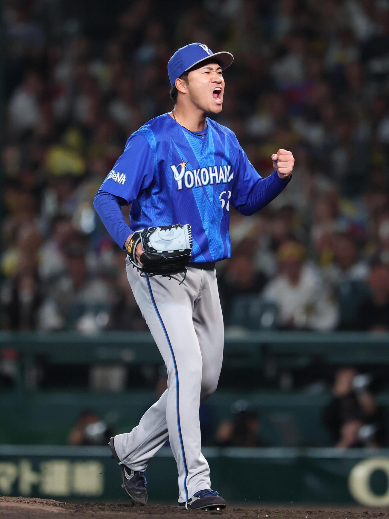 阪神対DeNA 6回裏阪神2死一、二塁、木浪聖也を三振に抑え声を上げる岩田将貴（撮影・増田悦実）