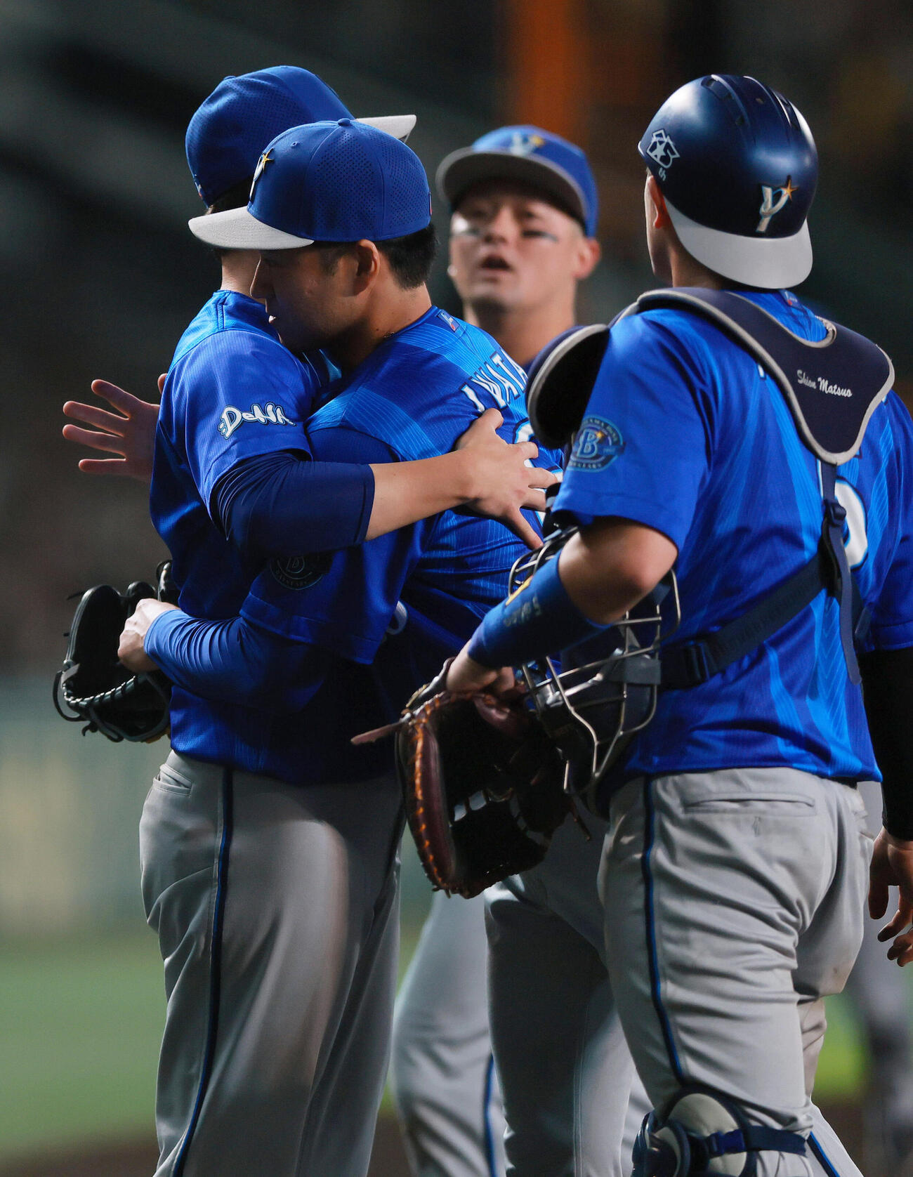 阪神対DeNA 6回裏阪神2死一、二塁、岩田将貴（左から2人目）は代打木浪聖也を空振り三振に仕留め出迎える平良拳太郎とハグする（撮影・上山淳一）