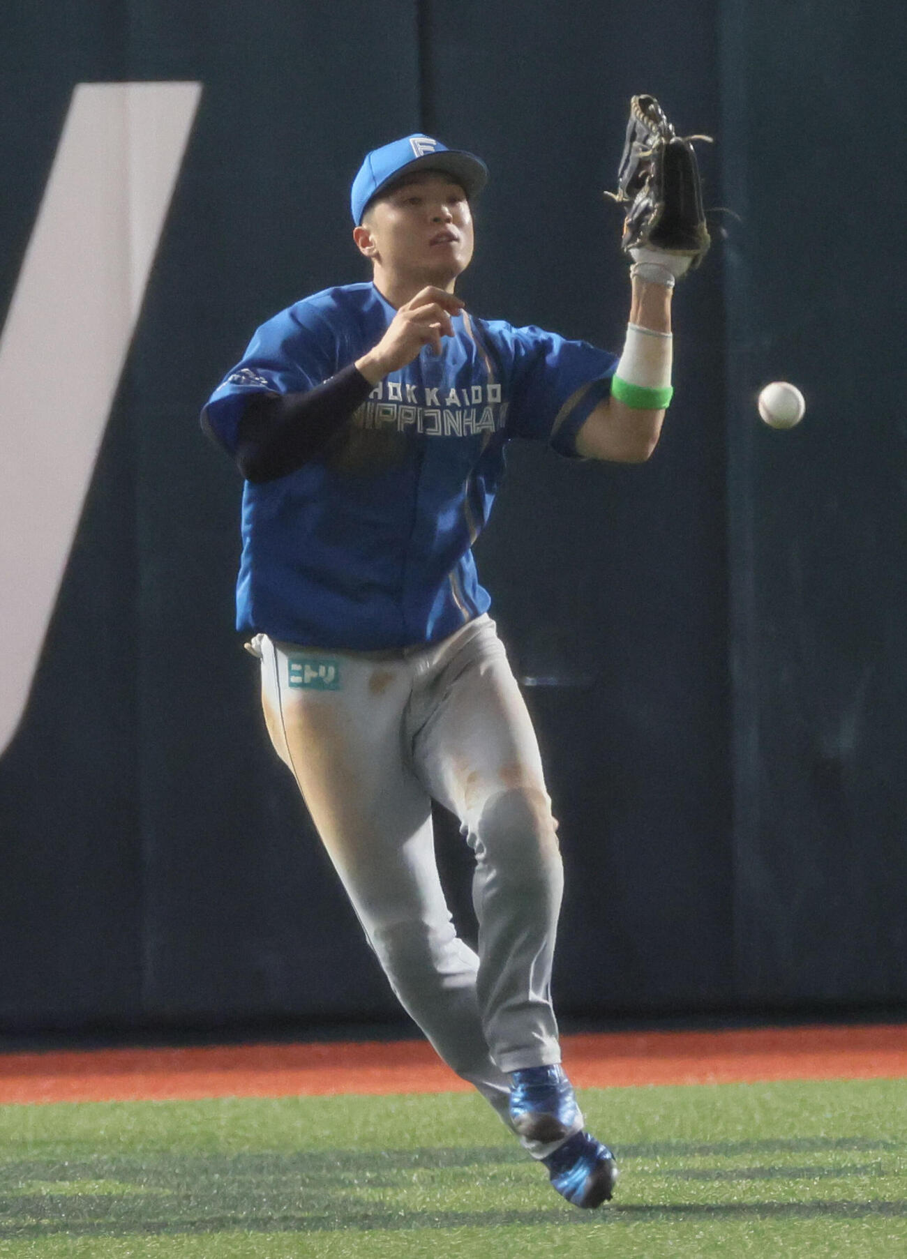 ソフトバンク対日本ハム　4回裏ソフトバンク1死満塁、正木智也の打球を落球する郡司裕也（撮影・加藤孝規）