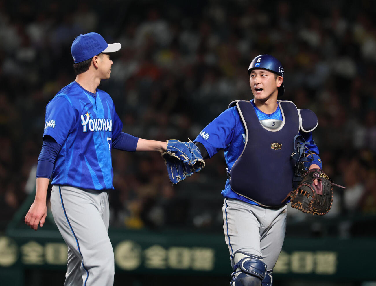 阪神対DeNA 4回裏を無失点に抑えタッチを交わす平良拳太郎（左）と松尾汐恩（撮影・増田悦実）