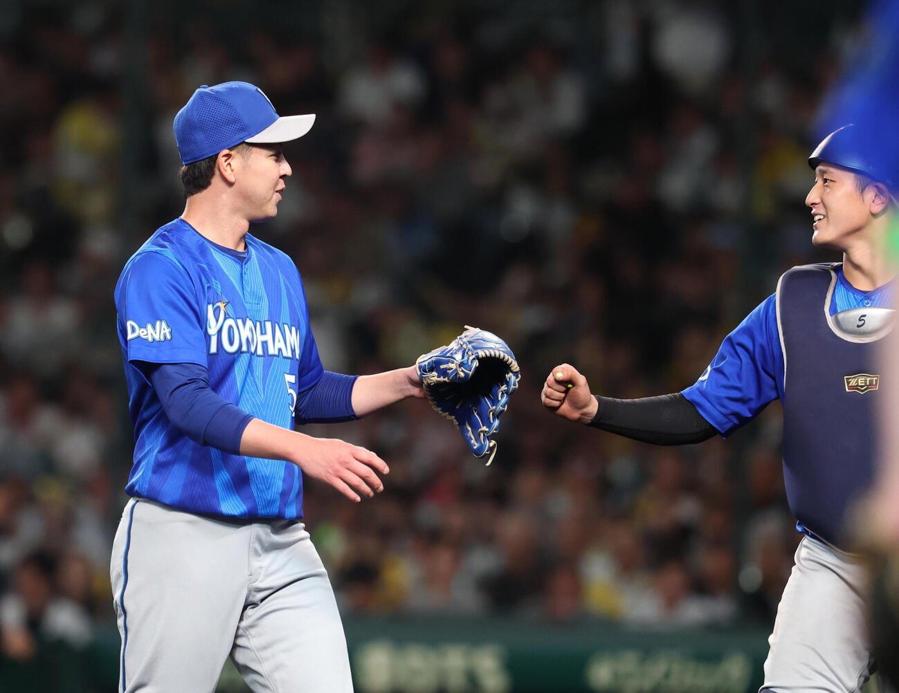 阪神対DeNA 5回裏のピンチをしのぎ松尾汐恩（右）と笑顔でタッチを交わす平良拳太郎（撮影・増田悦実）