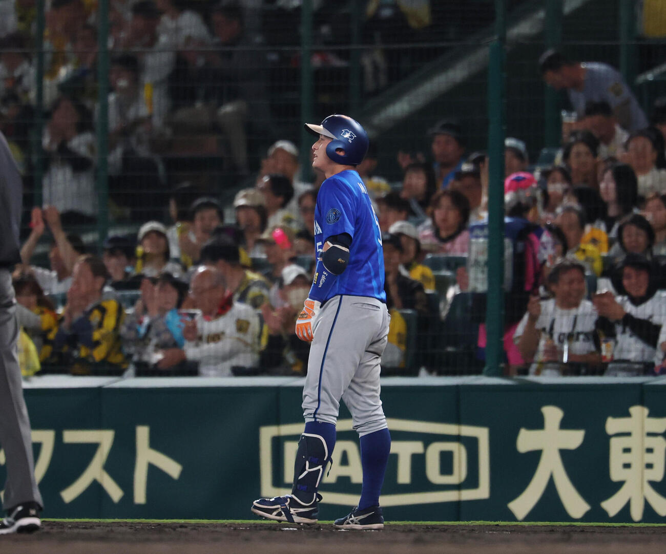 阪神対DeNA 4回表DeNA1死一塁、併殺に倒れがっくりとする松尾汐恩（撮影・増田悦実）