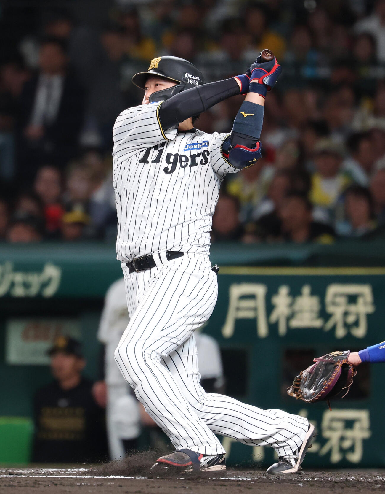 阪神対DeNA 6回裏阪神2死、二塁打を放つ大山悠輔（撮影・増田悦実）