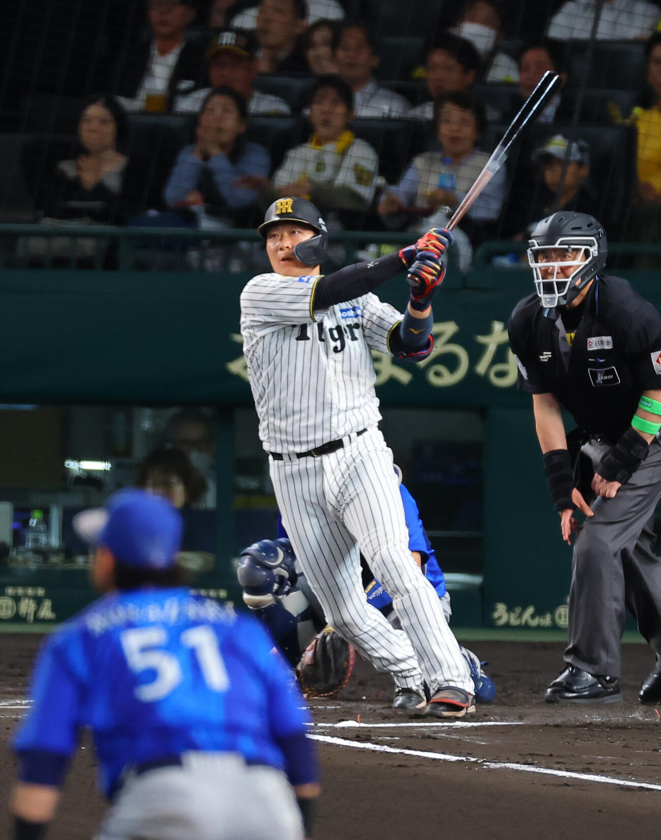 阪神対DeNA 6回裏阪神2死、大山悠輔は二塁打を放つ（撮影・上田博志）