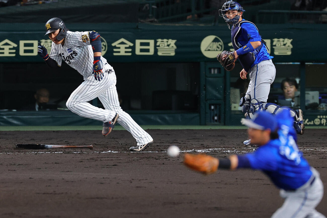 阪神対DeNA 2回裏阪神1死、大山悠輔は左前打を放つ（撮影・上田博志）