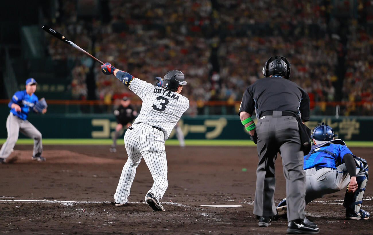 阪神対DeNA 4回裏阪神1死一塁、大山悠輔は空振り三振に倒れる（撮影・上山淳一）