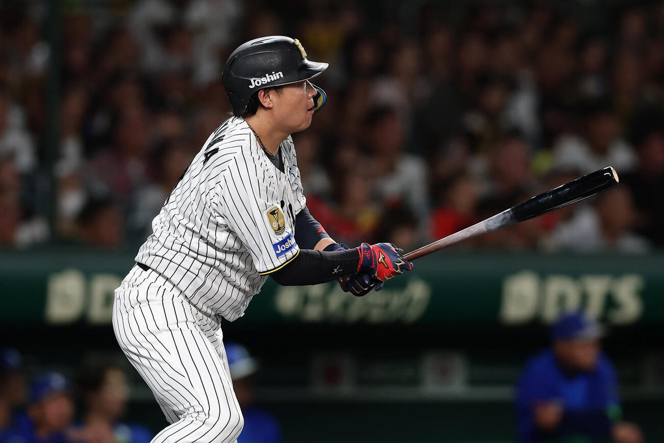 阪神対DeNA 6回裏阪神2死、左中間へ二塁打を放つ大山悠輔（撮影・前田充）