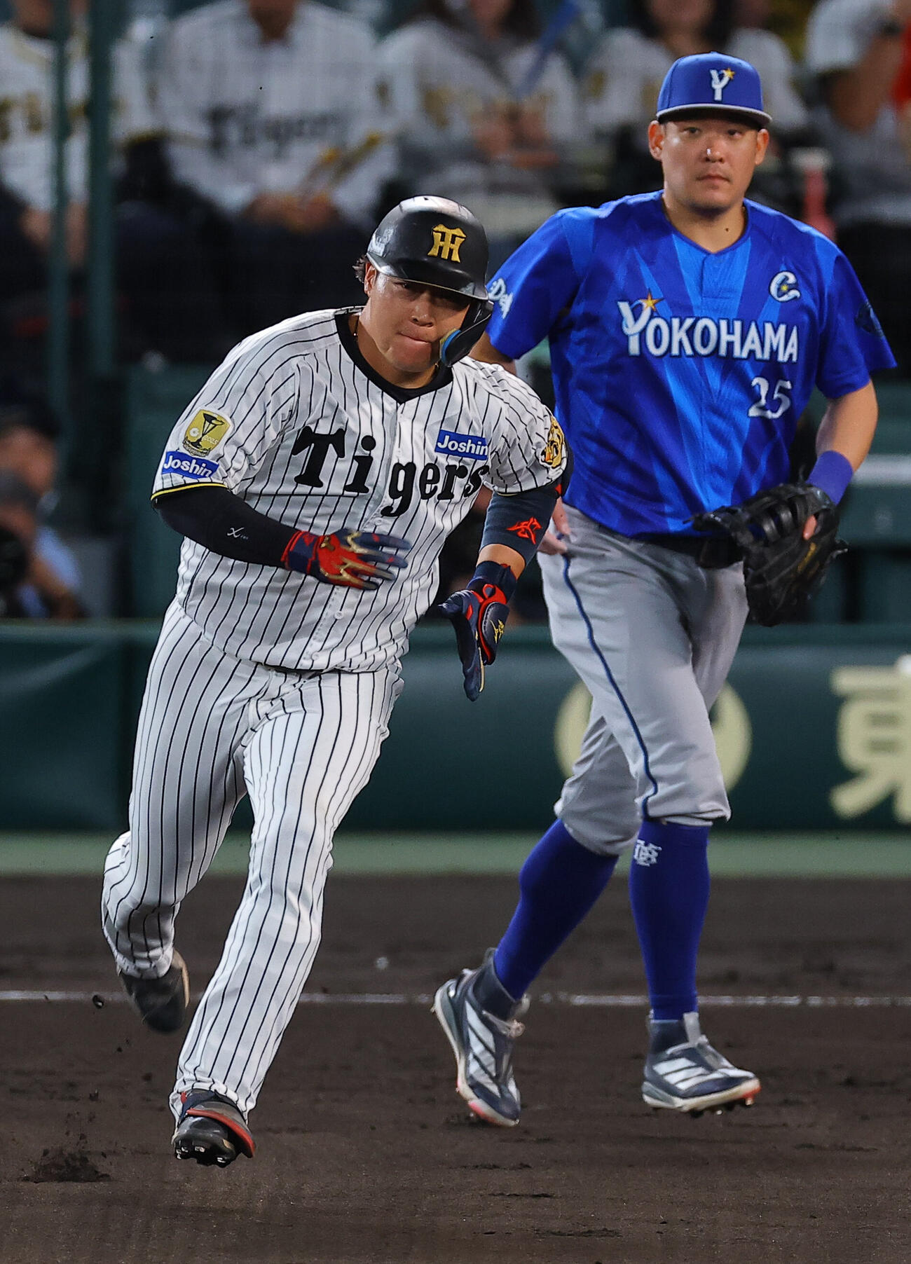 阪神対DeNA 6回裏阪神2死、大山悠輔は二塁打を放つ（撮影・上田博志）