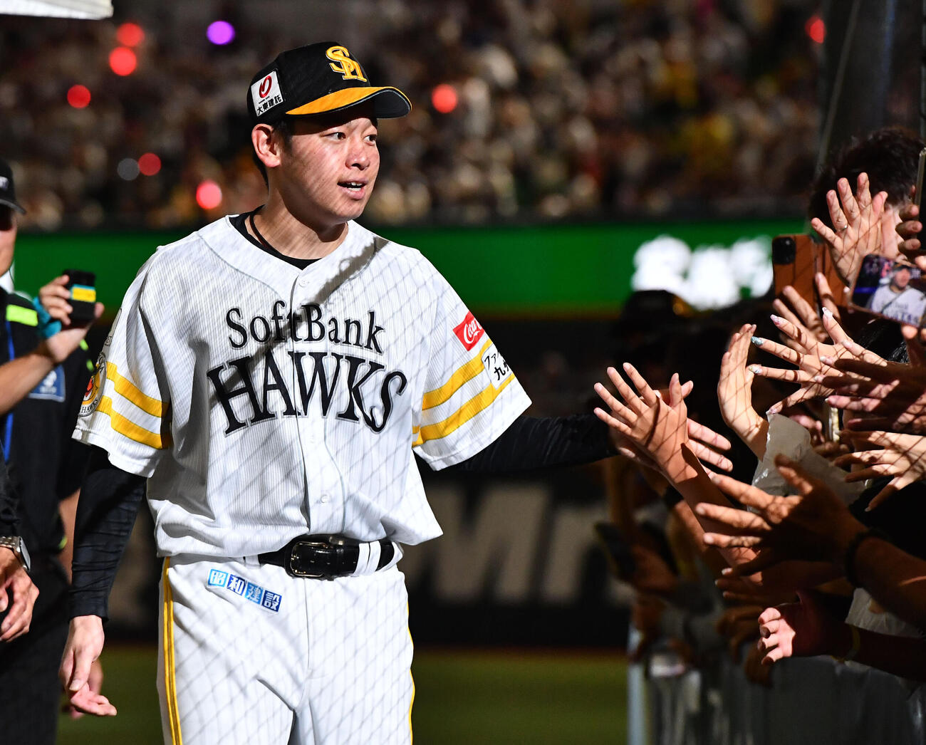 ソフトバンク対日本ハム　パ・クライマックスシリーズファイナル第1戦を制し、ファンとハイタッチするソフトバンク鈴木豪太（撮影・岩下翔太）