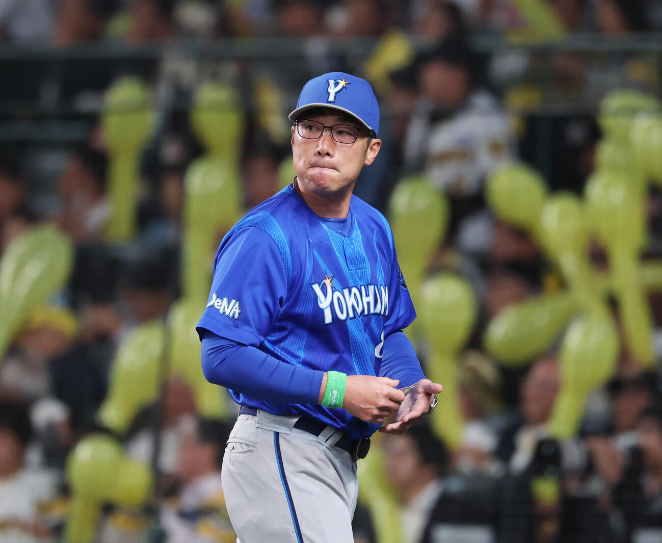 阪神対DeNA　交代を告げるDeNA相川亮二監督（撮影・増田悦実）