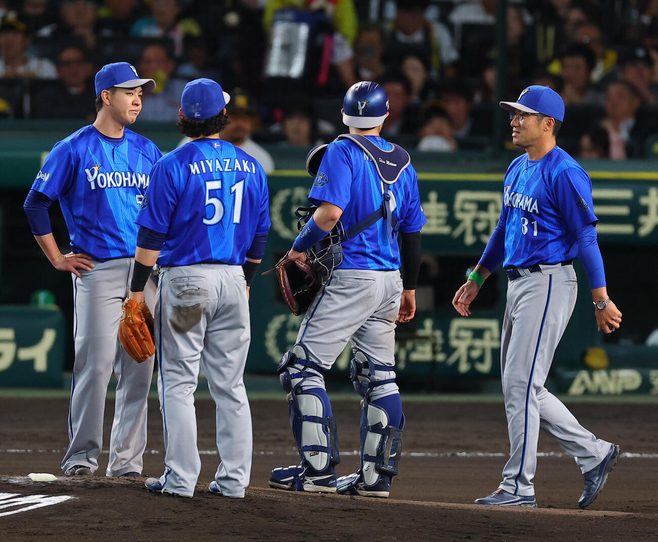 阪神対DeNA 6回裏阪神2死二塁、相川亮二監督（右）は平良拳太郎（左）に交代を告げる（撮影・上田博志）