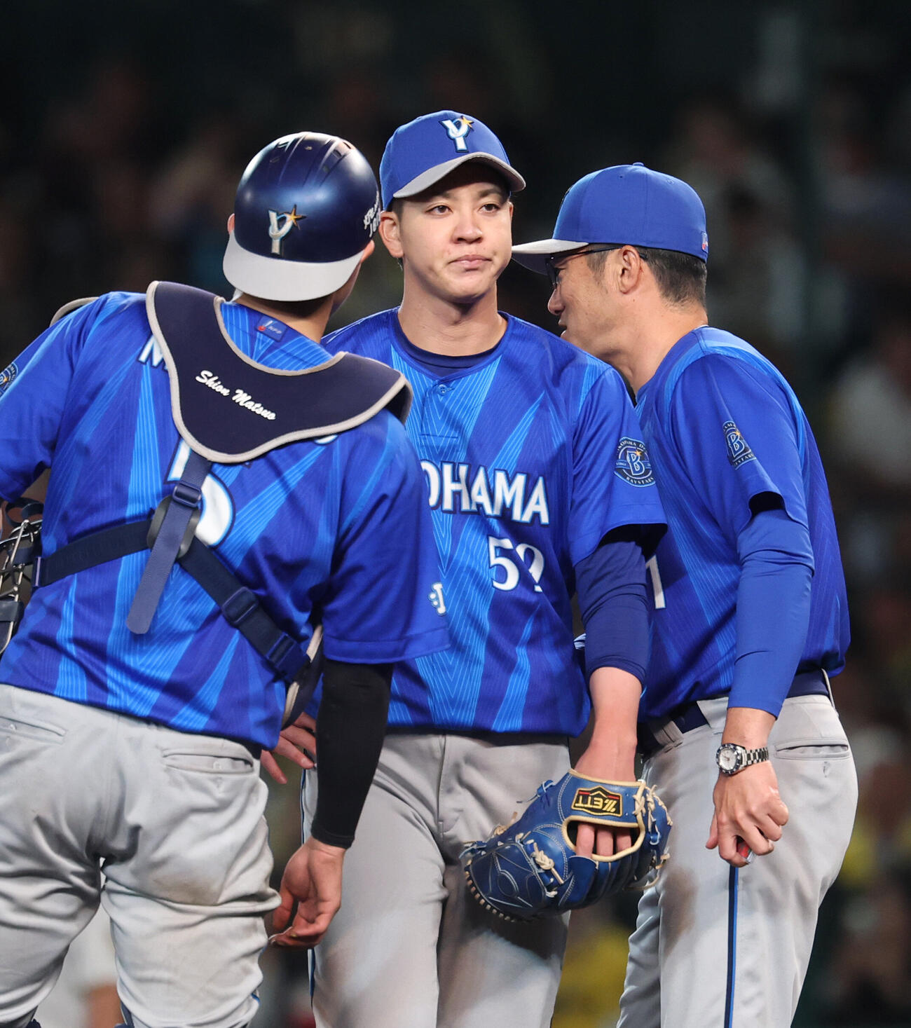 阪神対DeNA 6回裏阪神2死二塁、相川亮二監督（右）に交代を告げられマウンドを降りる平良拳太郎（撮影・増田悦実）