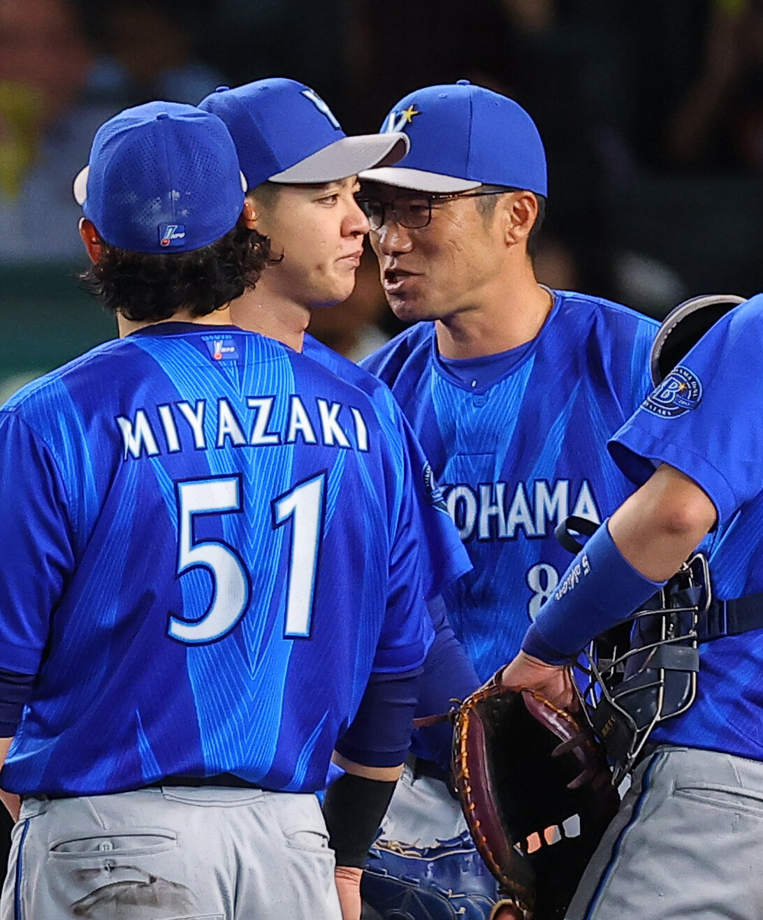 阪神対DeNA 6回裏阪神2死二塁、相川亮二監督（右）は平良拳太郎（左）に交代を告げる（撮影・上田博志）