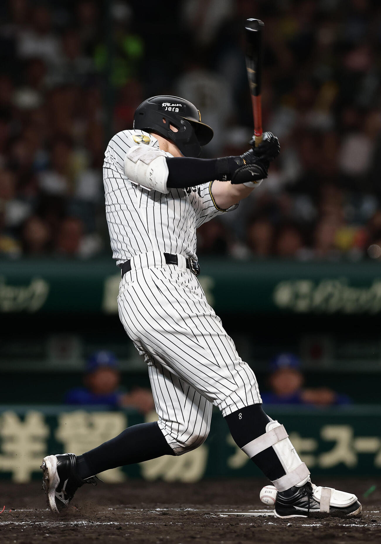 阪神対DeNA 8回裏阪神無死、右足に自打球を当てる佐藤輝明（撮影・前田充）