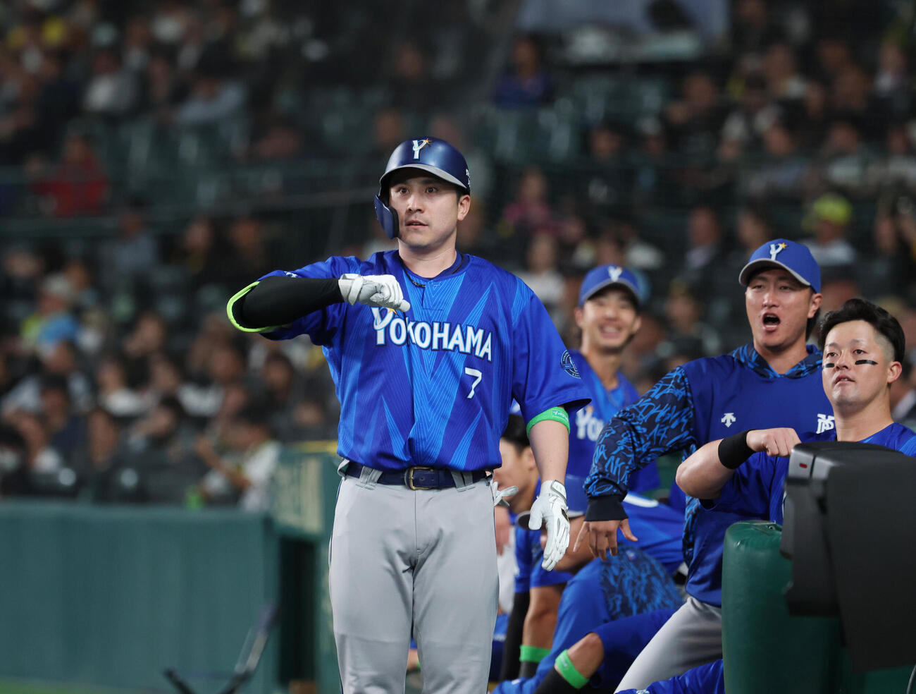 阪神対DeNA 6回表DeNA2死、本塁打放ちデスターシャをする佐野恵太（撮影・増田悦実）