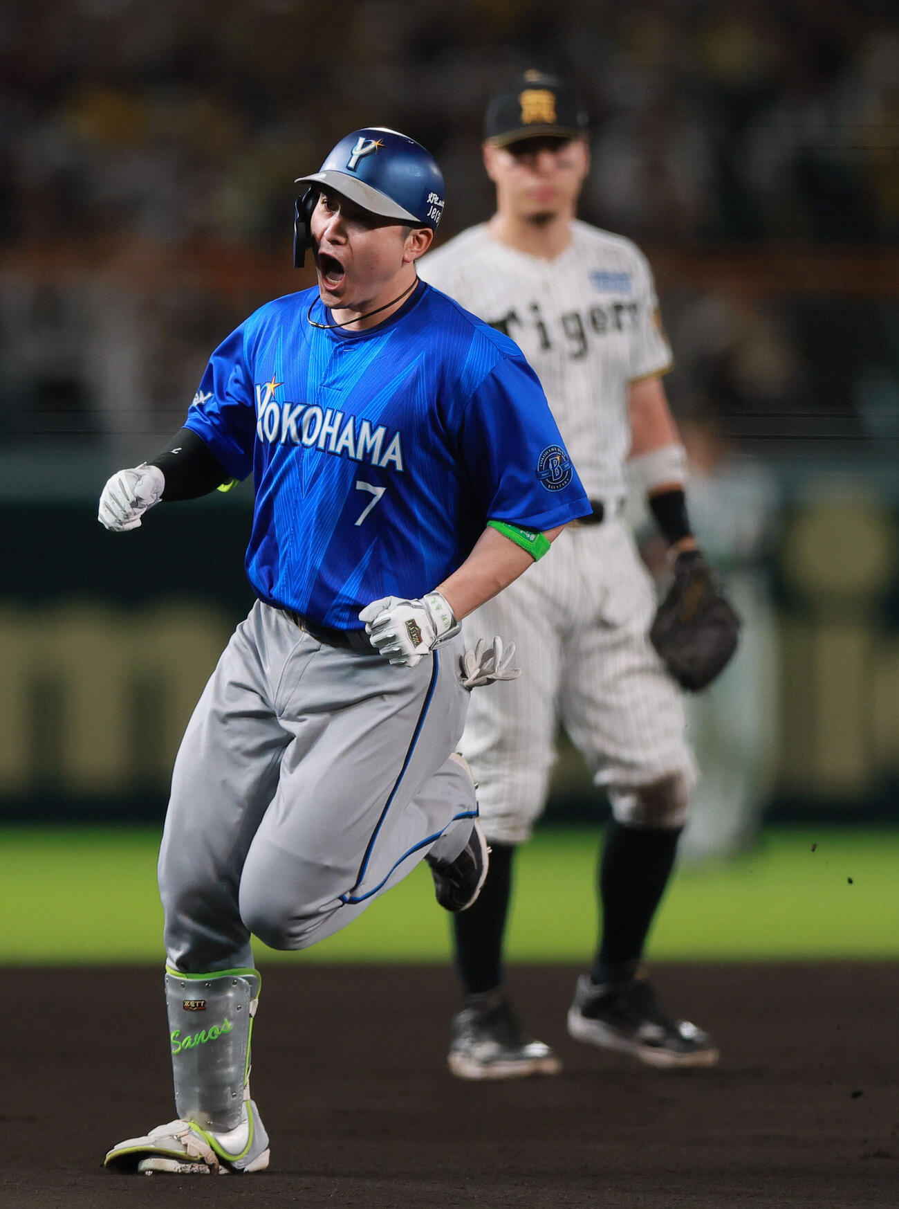 阪神対DeNA 6回表DeNA2死、佐野恵太はソロ本塁打を放ちダイヤモンドを1周する（撮影・上山淳一）