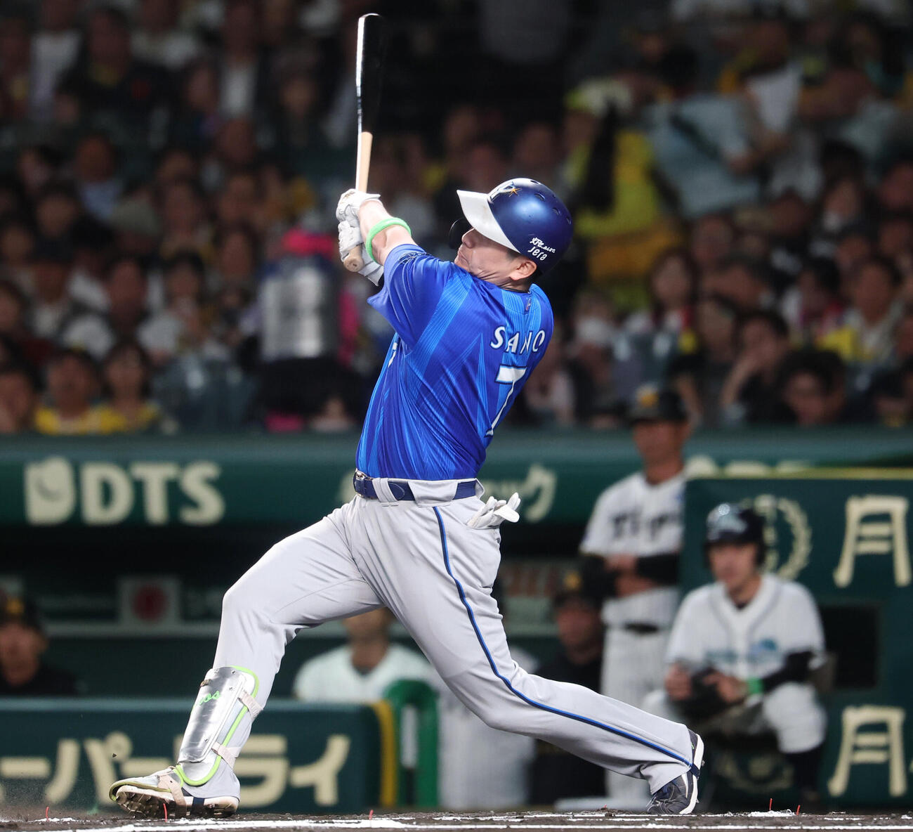 阪神対DeNA 6回表DeNA2死、本塁打放つ佐野恵太（撮影・増田悦実）