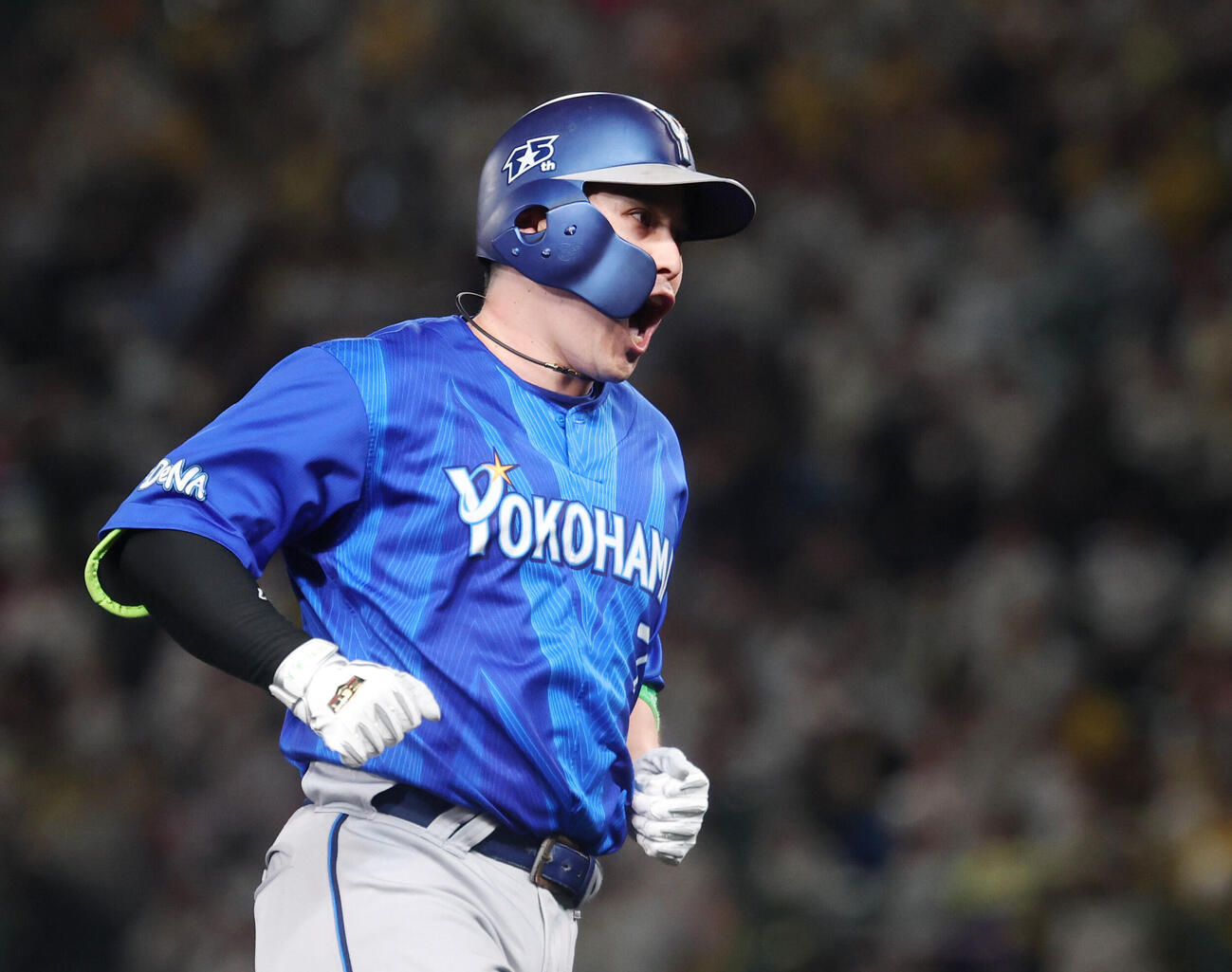 阪神対DeNA 6回表DeNA2死、本塁打を放ち声を上げながら塁を回る佐野恵太（撮影・増田悦実）