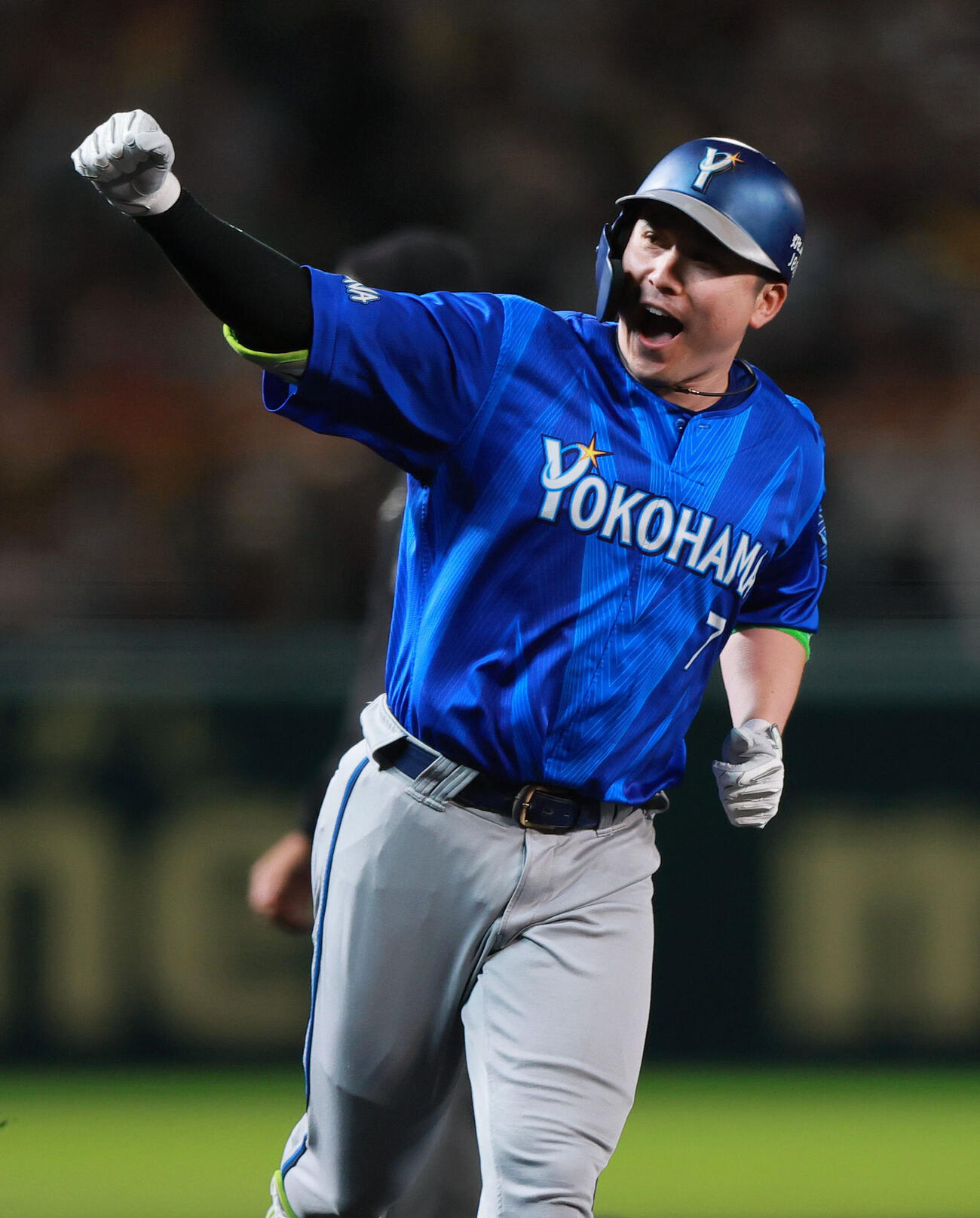 阪神対DeNA 6回表DeNA2死、佐野恵太は本塁打を放ちベンチに向かってポーズする（撮影・上山淳一）