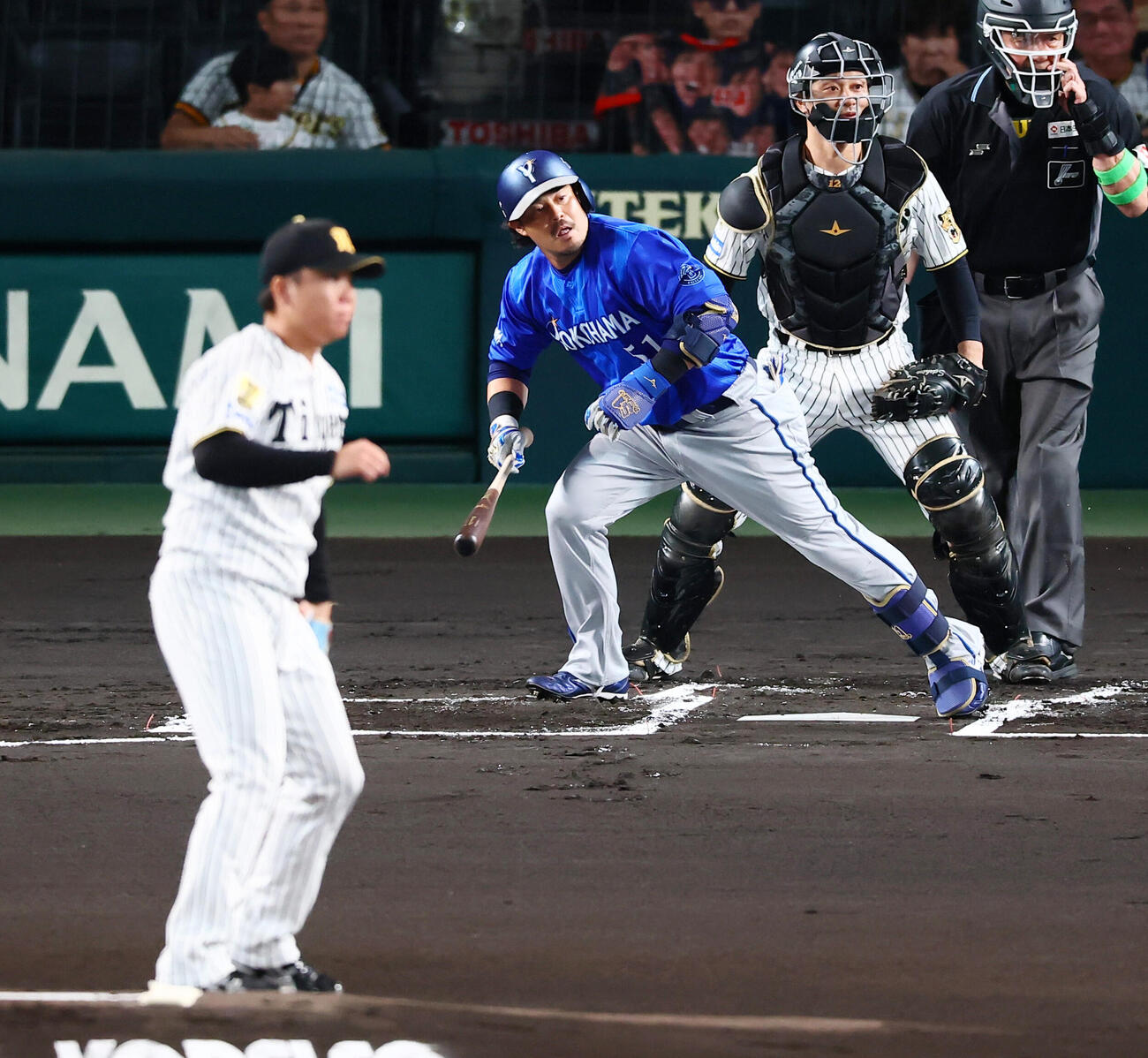 阪神対DeNA 1回表DeNA1死一、二塁、宮崎敏郎は左線に先制適時打を放つ。投手村上頌樹（撮影・加藤哉）