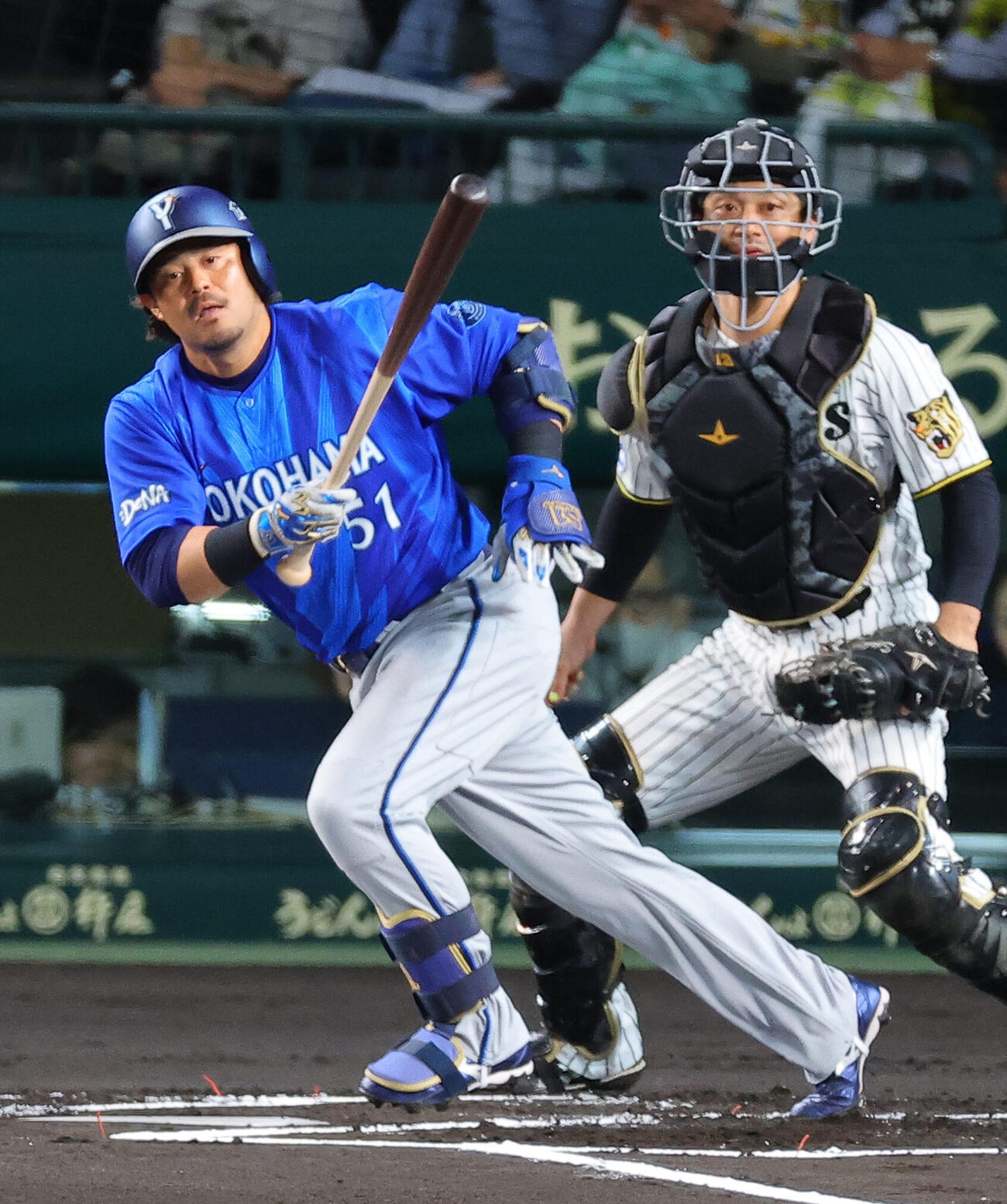 阪神対DeNA 1回表DeNA1死一、二塁、宮崎敏郎は先制適時打を放つ（撮影・上田博志）