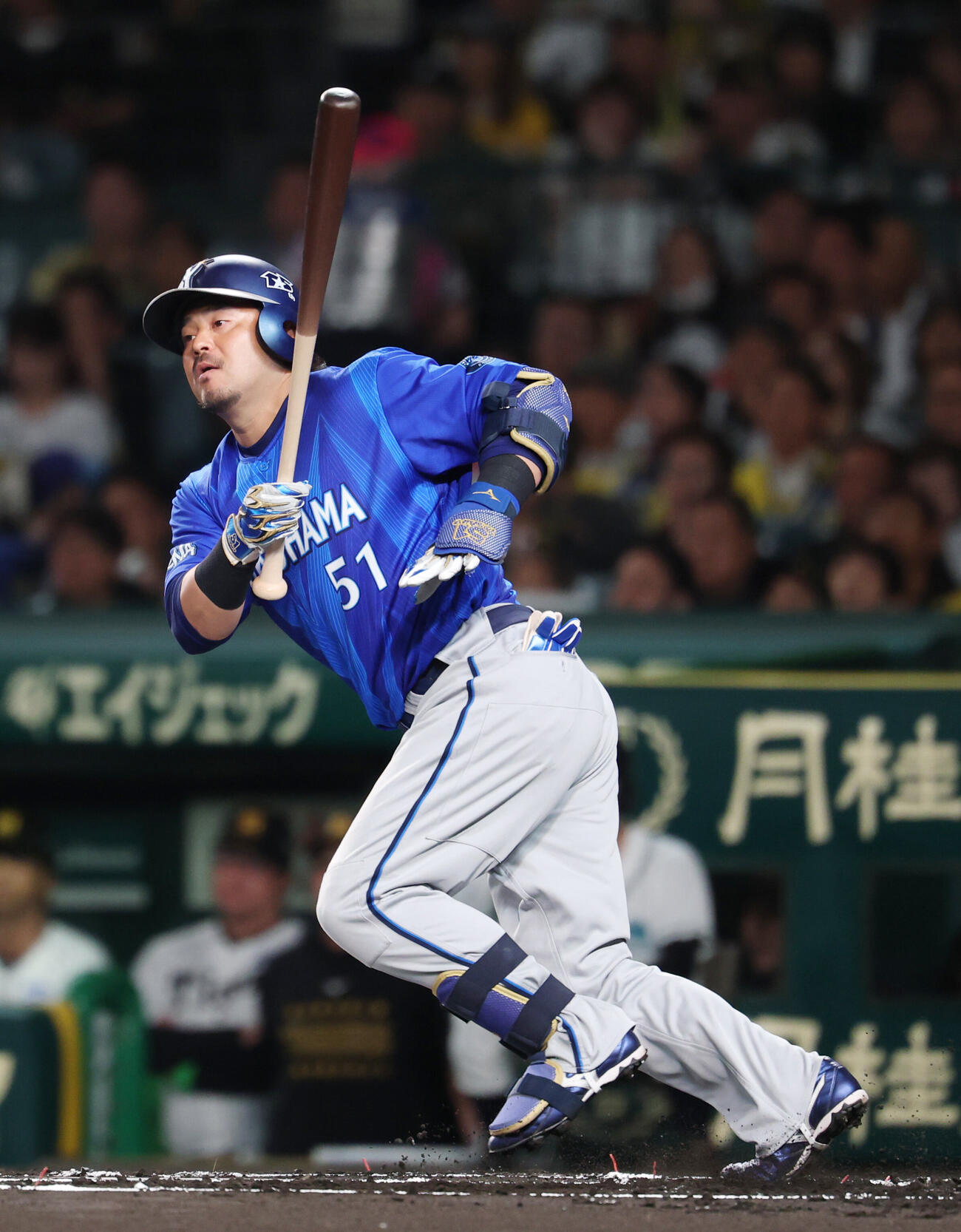 阪神対DeNA 1回表DeNA1死一、二塁、適時打を放つ宮崎敏郎（撮影・増田悦実）