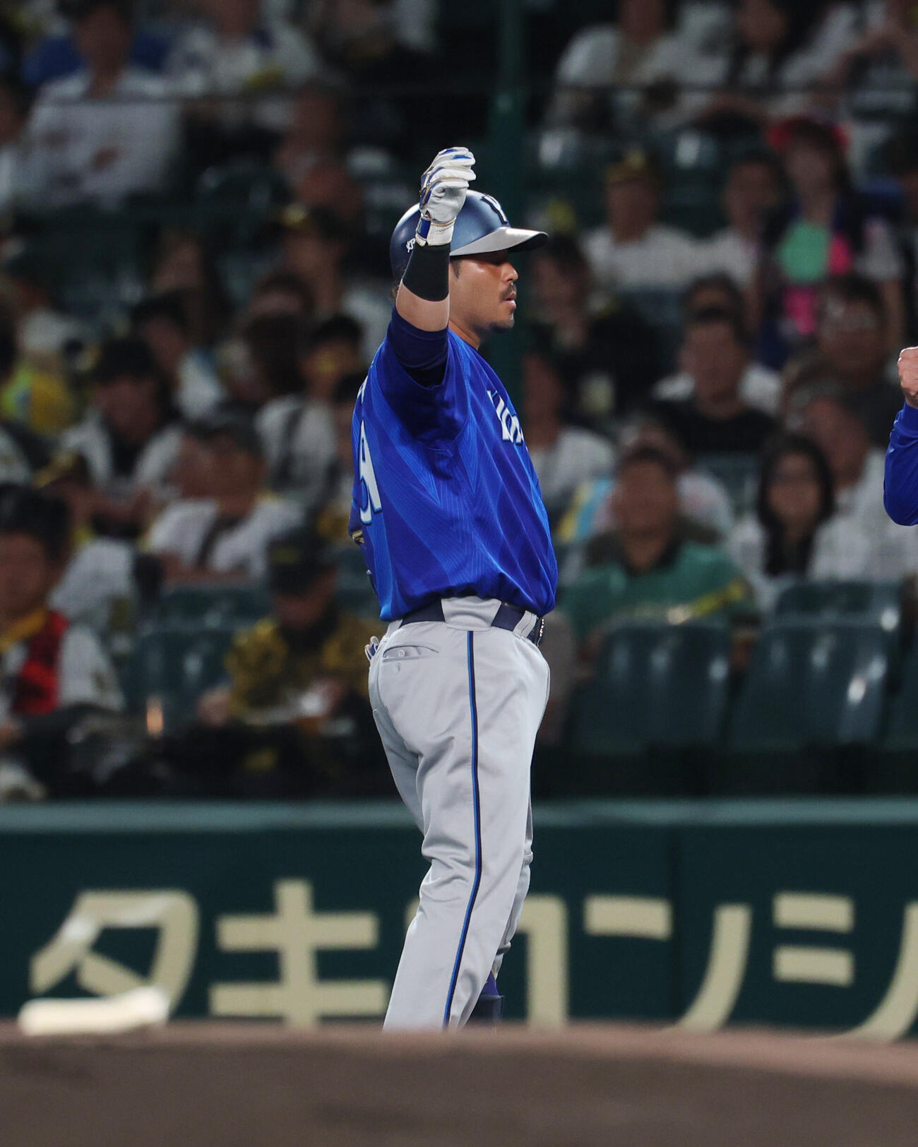 阪神対DeNA 1回表DeNA1死一塁、適時打を放ちポーズをする宮崎敏郎（撮影・増田悦実）