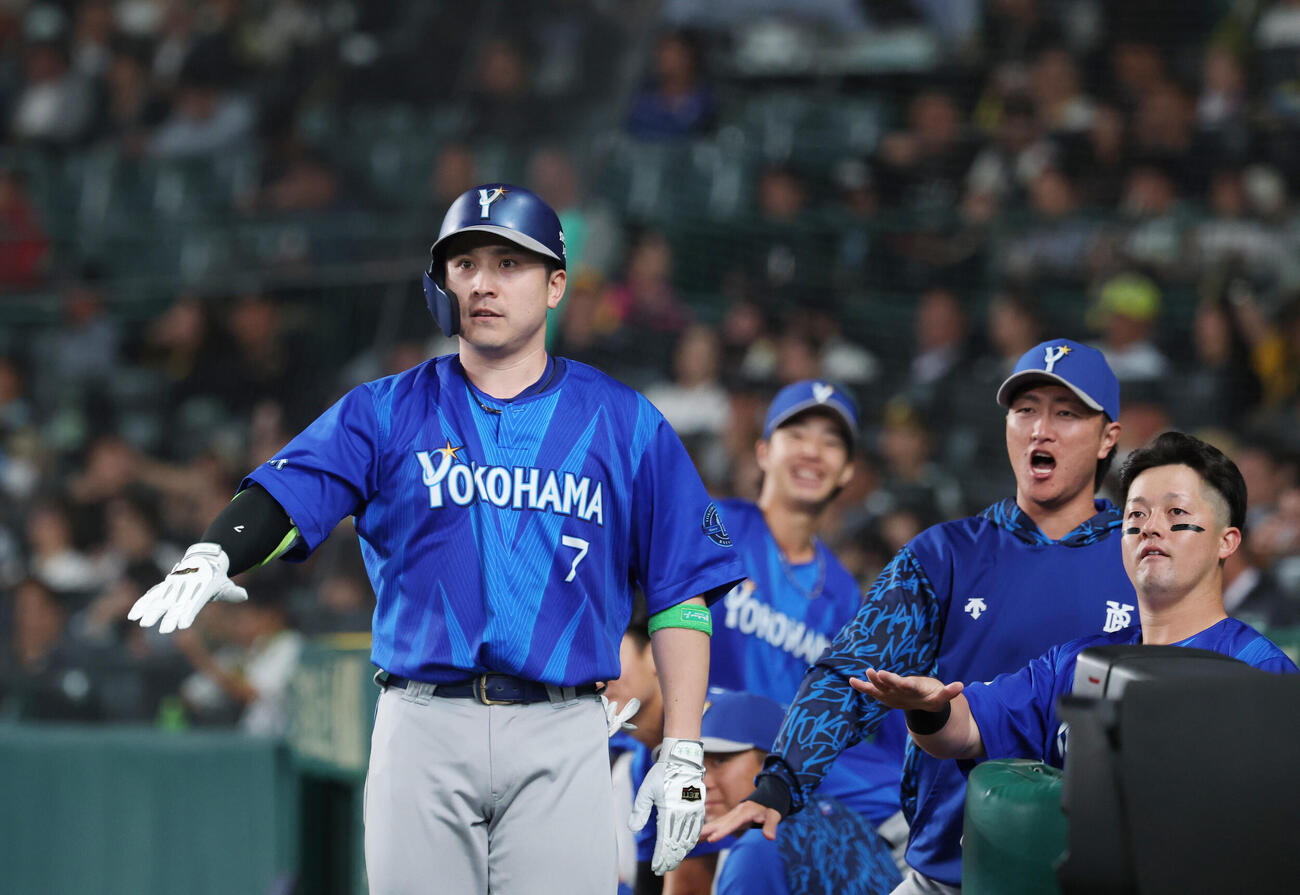 阪神対DeNA 6回表DeNA2死、本塁打放ちデスターシャをする佐野恵太（撮影・増田悦実）