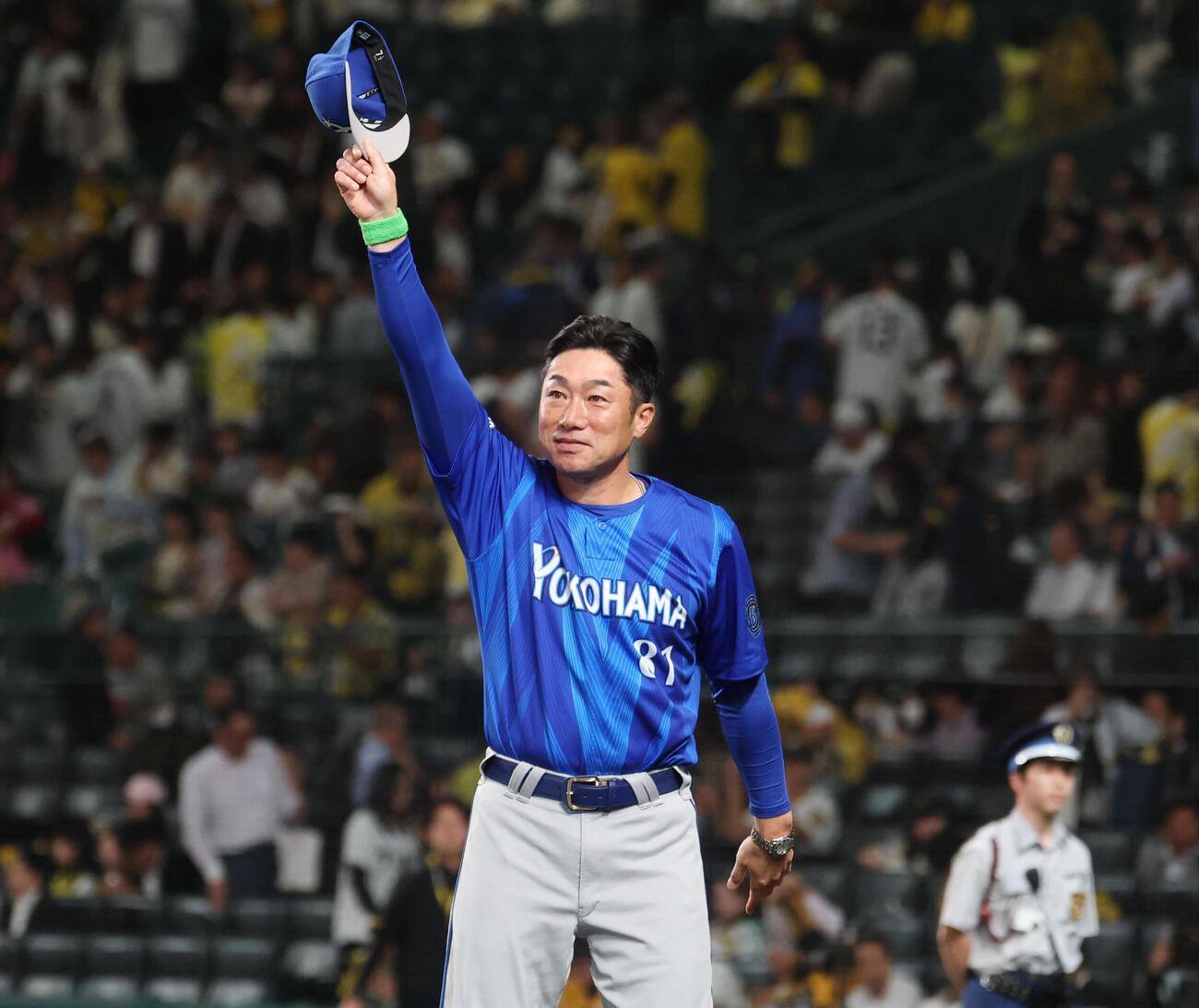 阪神対DeNA　勝利し観客に手を振るDeNA相川亮二監督（撮影・増田悦実）