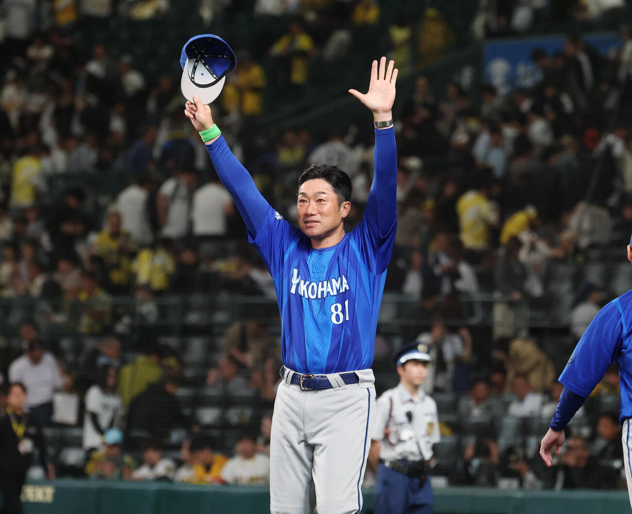阪神対DeNA　阪神に勝利し声援に応えるDeNA相川亮二監督（撮影・増田悦実）