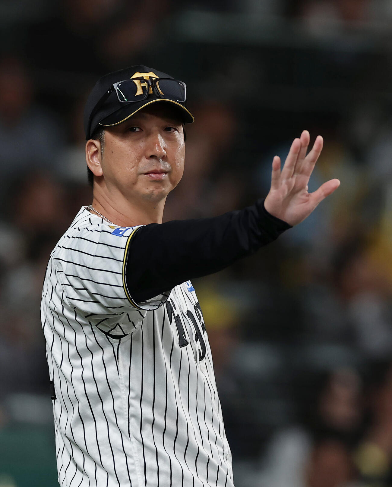 阪神対DeNA 9回阪神無死一、二塁、選手交代を告げる藤川球児監督（撮影・前田充）