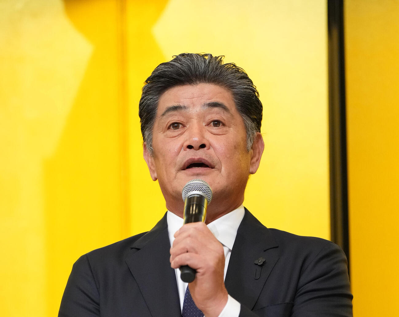 就任会見を行いあいさつをする中日工藤公康新監督（撮影・森本幸一）