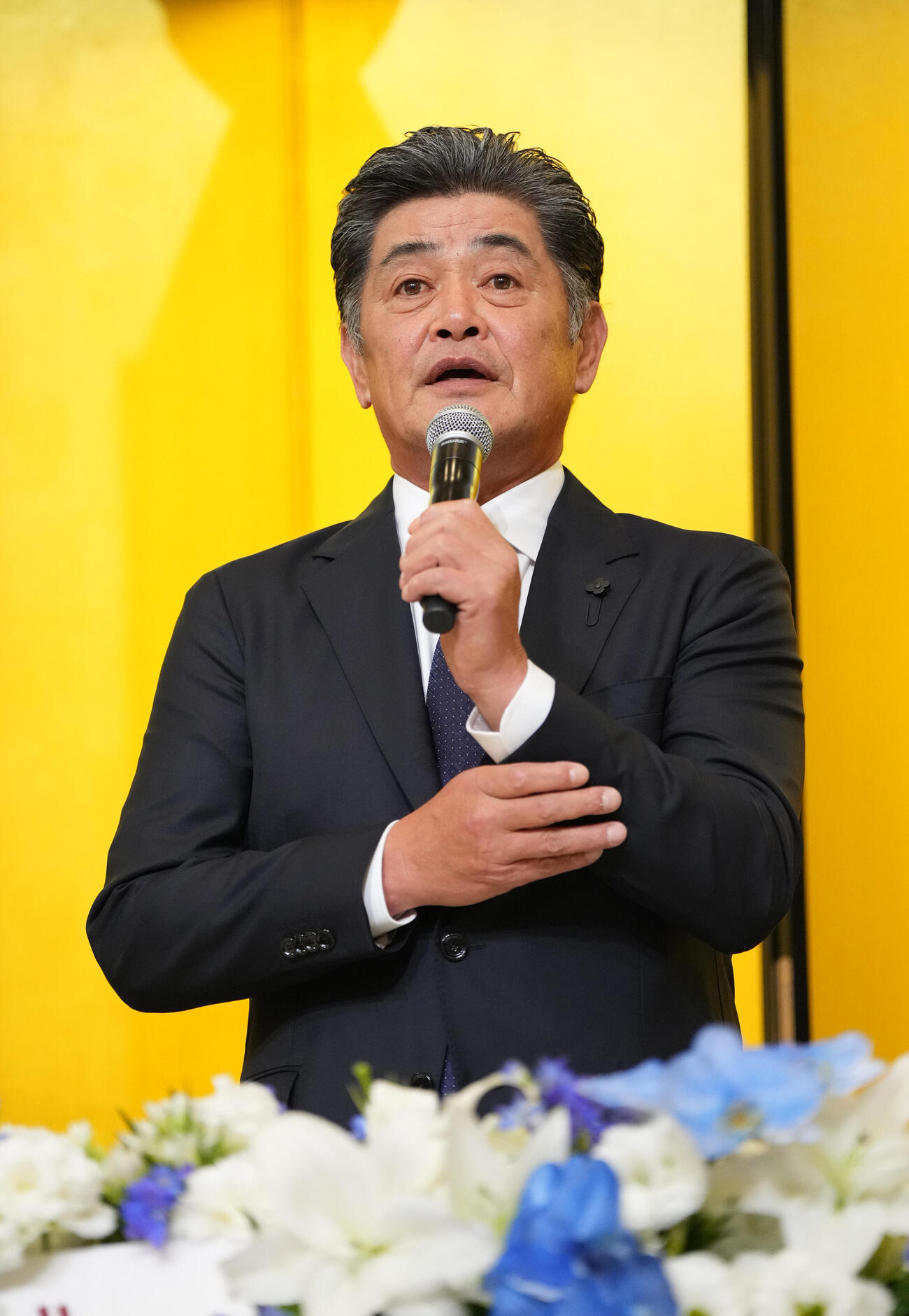 就任会見を行いあいさつをする中日工藤公康新監督（撮影・森本幸一）
