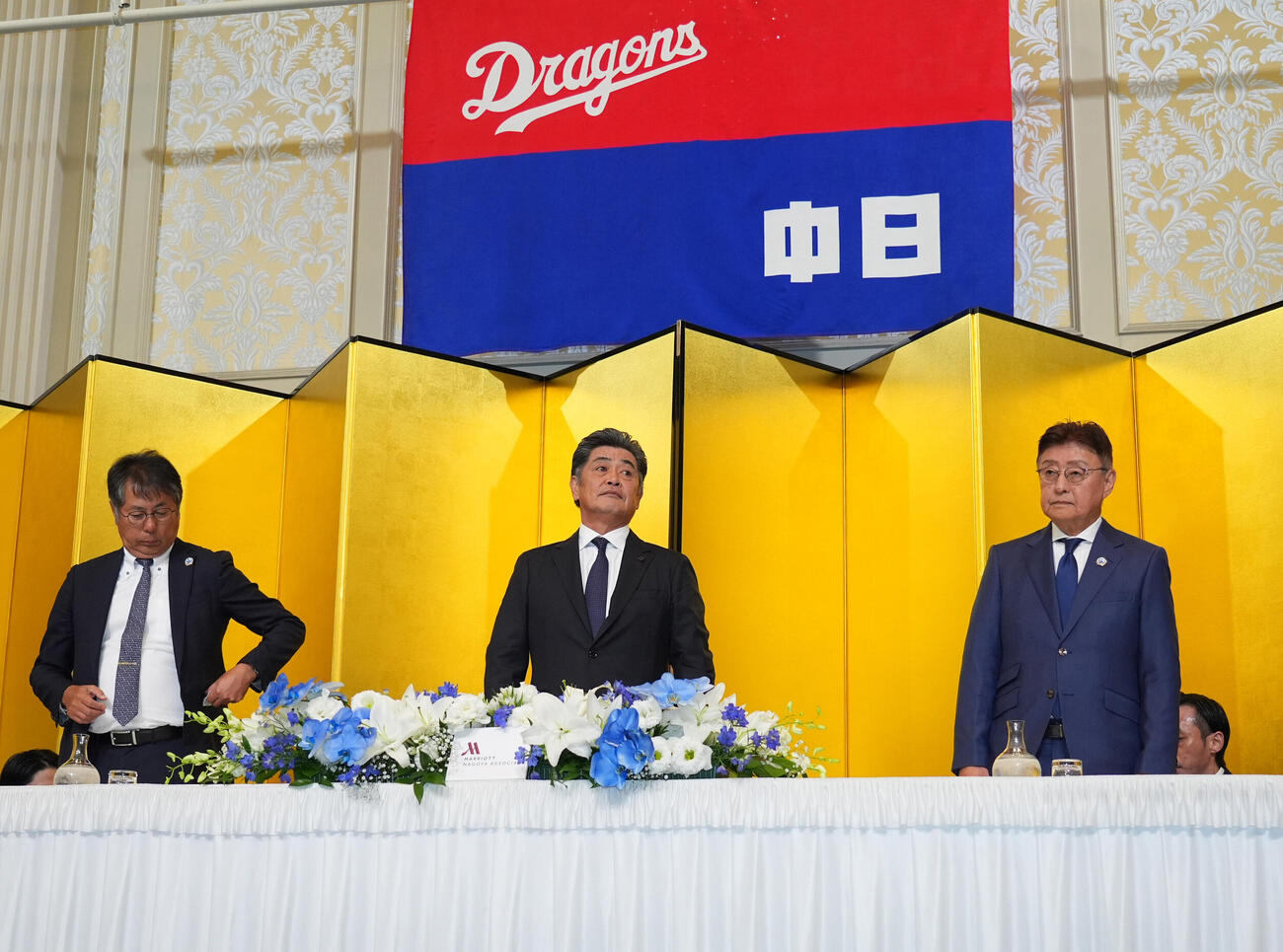 就任会見を行う中日工藤公康新監督（中央）左は大島宇一郎オーナー、右は加藤宏幸球団社長（撮影・森本幸一）