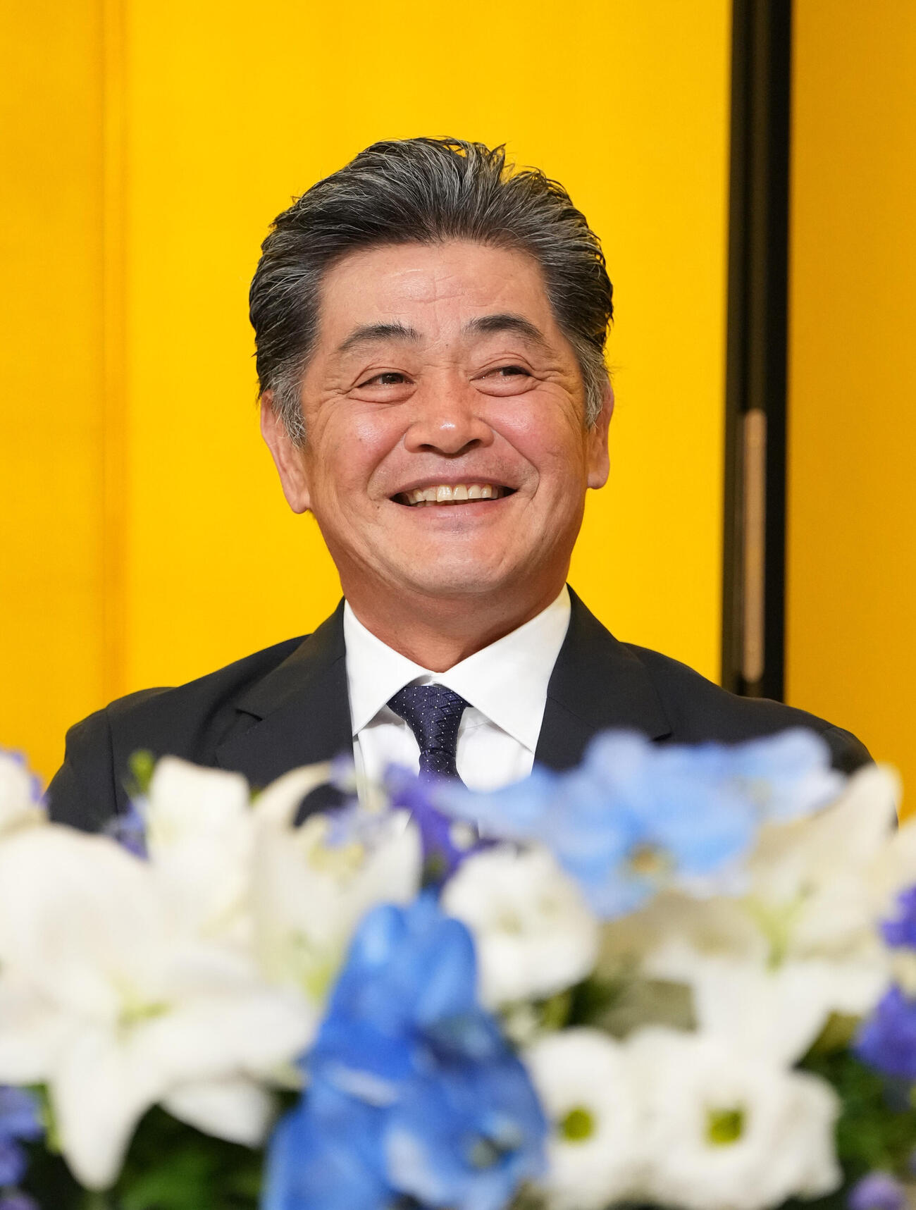 就任会見の合間に明るい表情を見せる中日工藤公康新監督（撮影・森本幸一）
