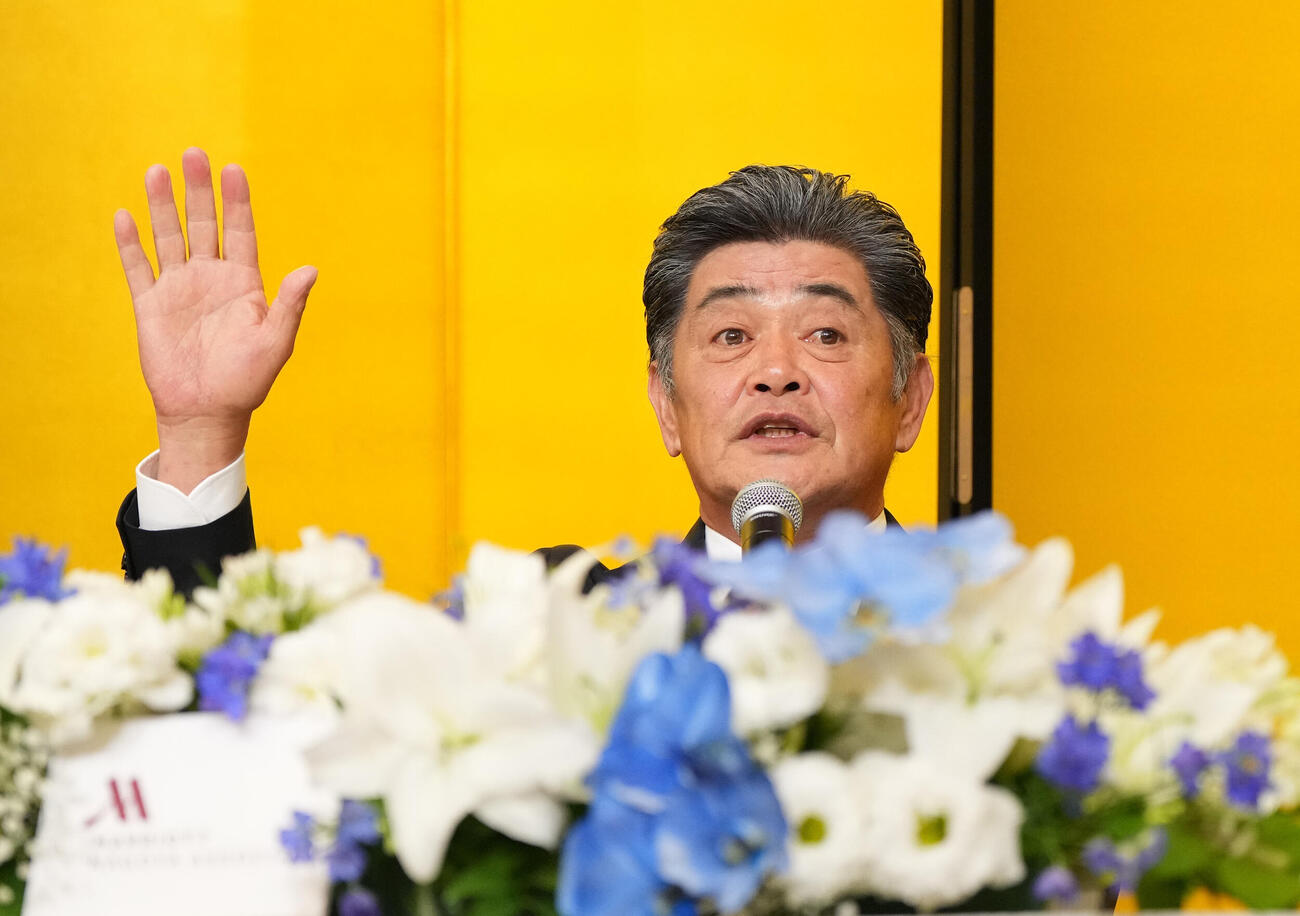 就任会見に臨み話をする中日工藤公康新監督（撮影・森本幸一）