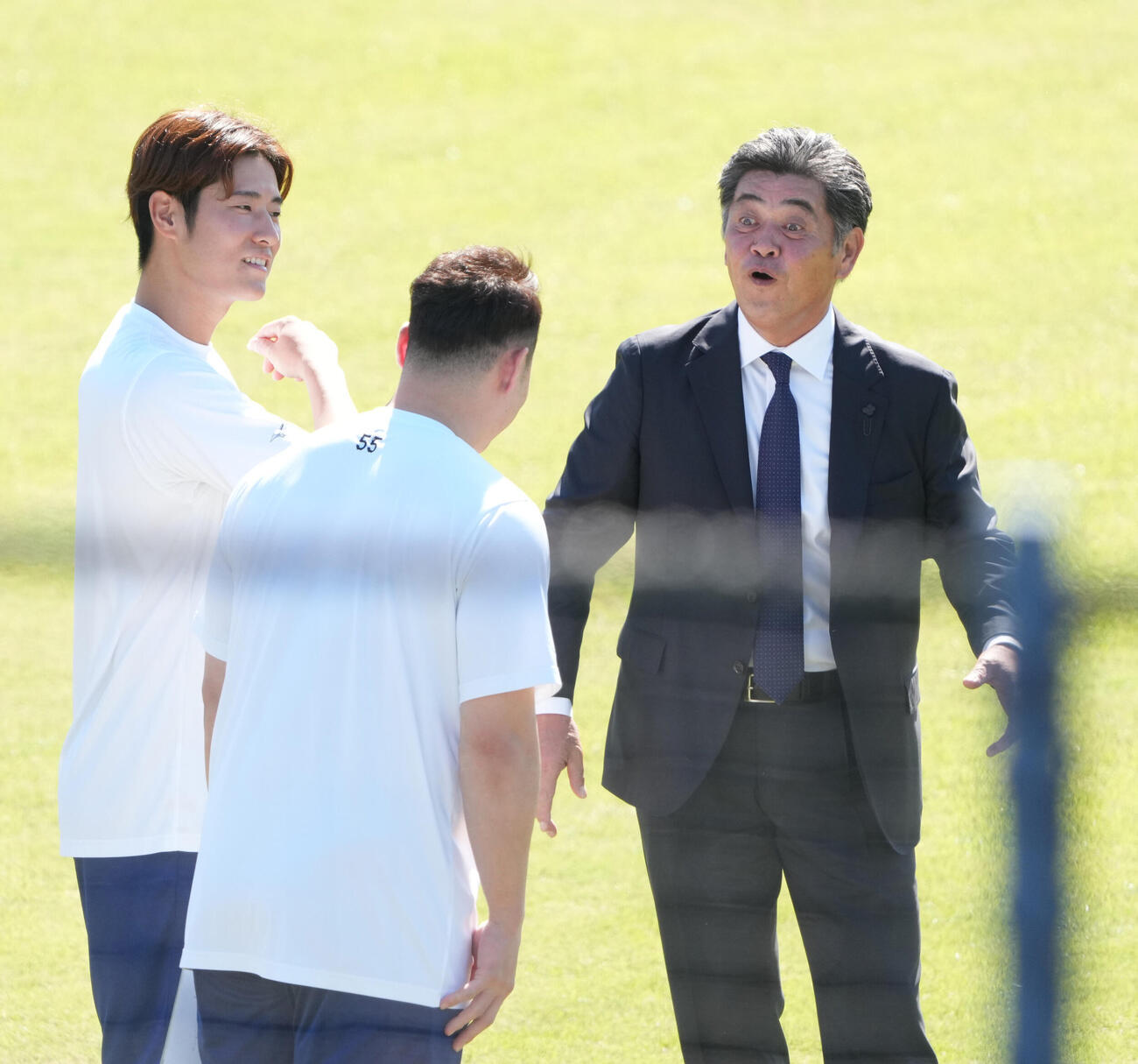中日工藤公康監督（右）は上林誠知、細川成也らと言葉を交わす（撮影・森本幸一）