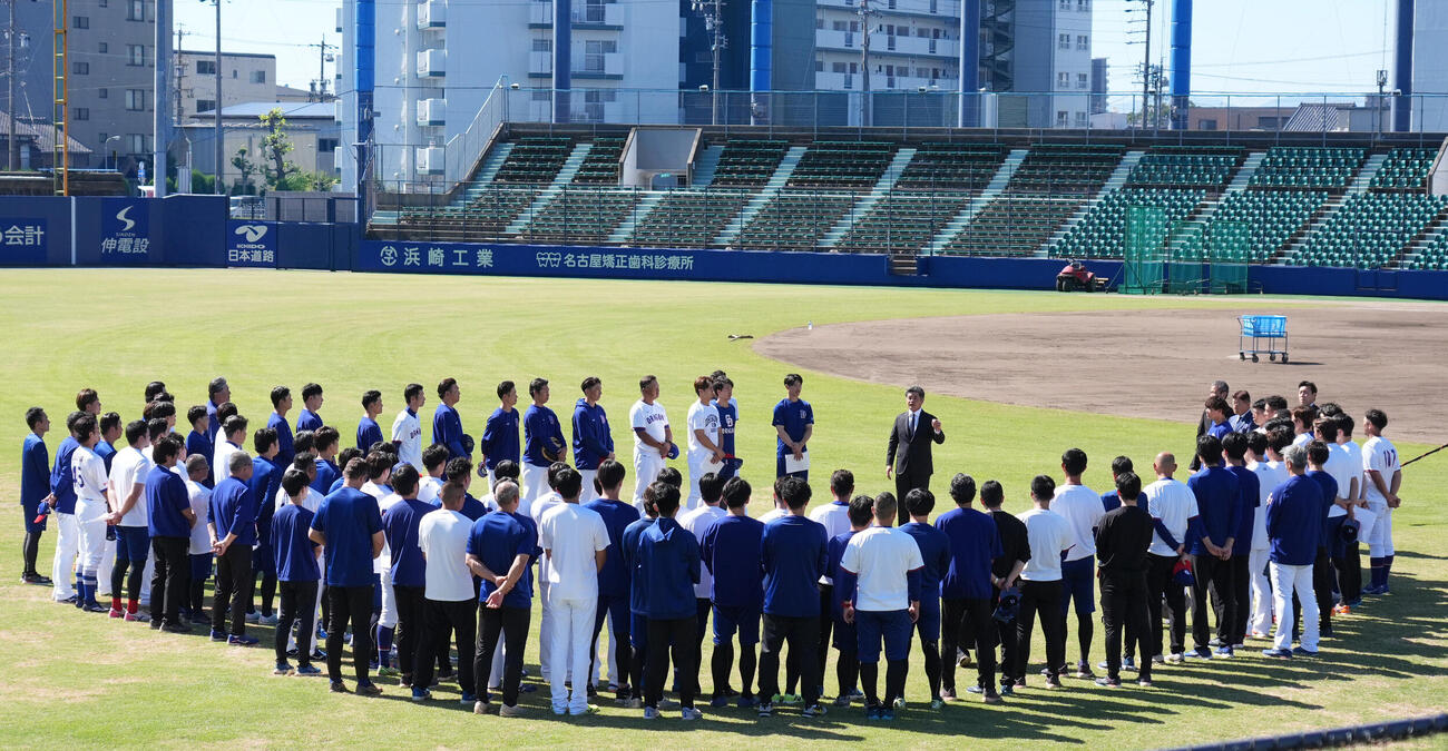会見後、ナゴヤ球場へ移動し秋季練習中のナインにあいさつをする中日工藤公康監督（撮影・森本幸一）