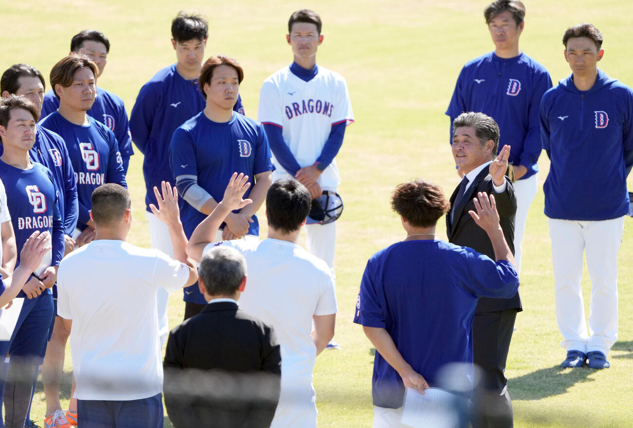 会見後、ナゴヤ球場へ移動しナインと言葉を交わす中日工藤公康監督（右から3人目）（撮影・森本幸一）