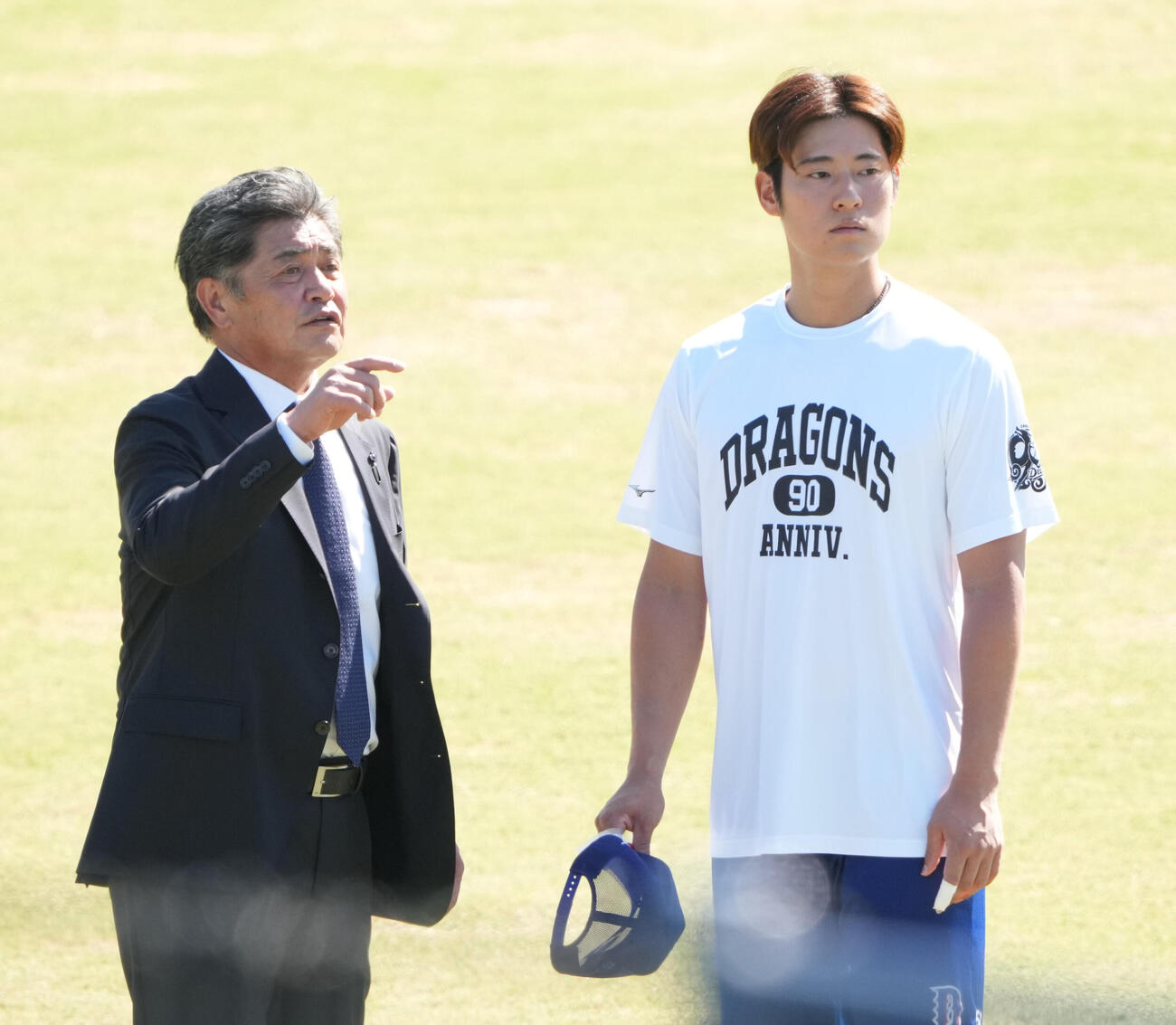 中日工藤公康監督（左）は上林誠知と言葉を交わす（撮影・森本幸一）