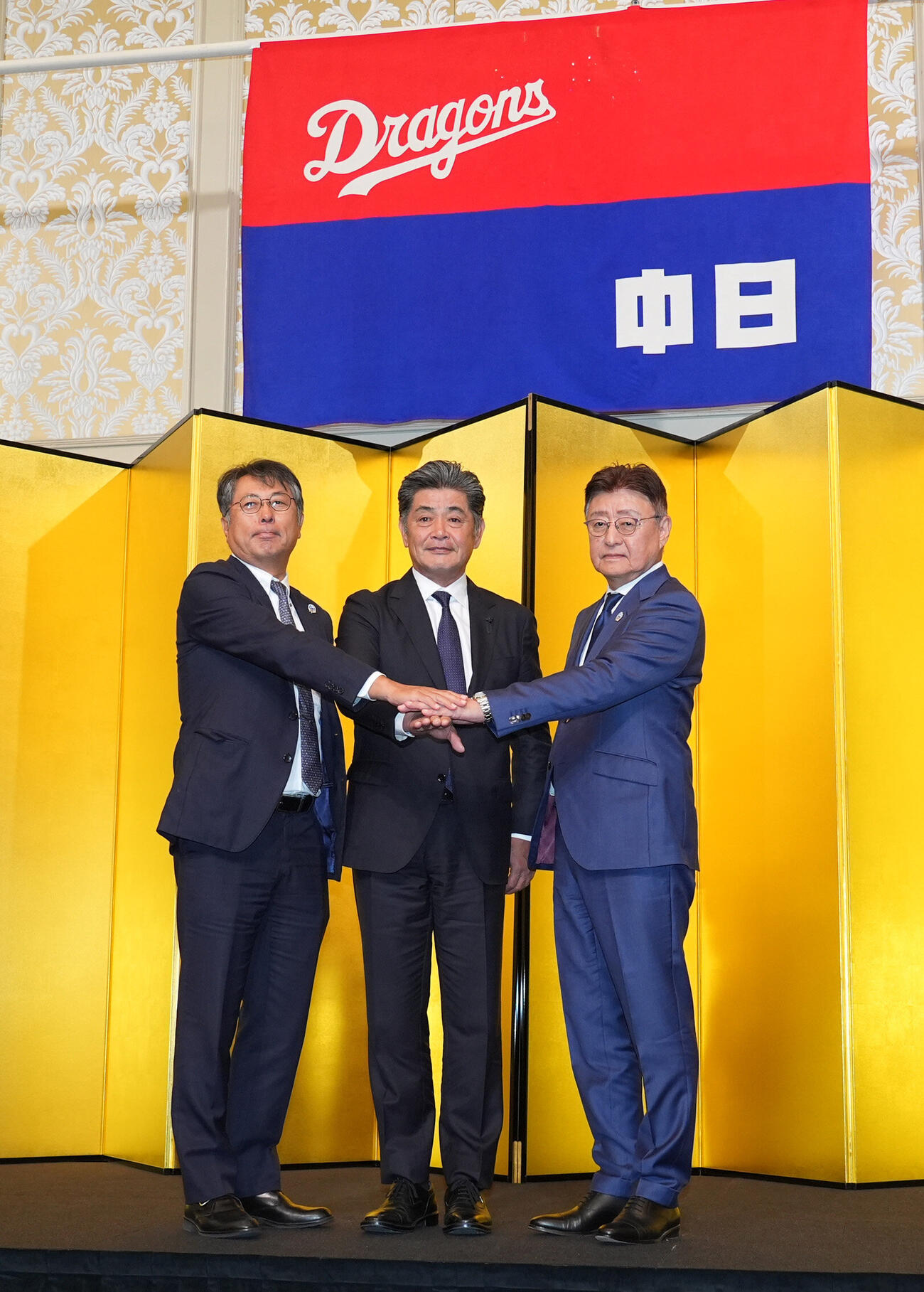 就任会見後のフォトセッションに応じる左から中日大島宇一郎オーナー、工藤公康新監督、加藤宏幸球団社長（撮影・森本幸一）