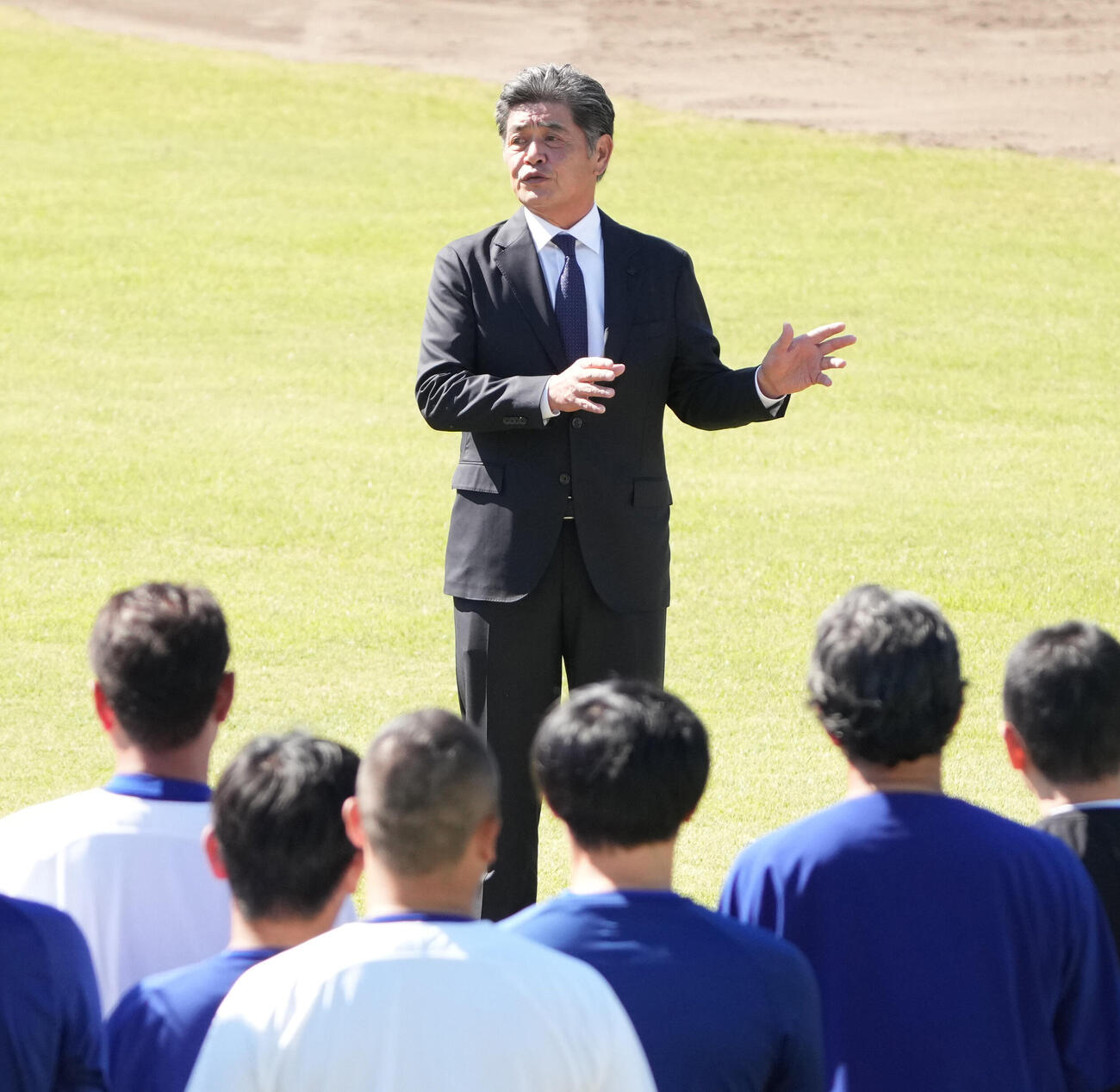 会見後、ナゴヤ球場へ移動し秋季練習中のナインにあいさつをする中日工藤公康監督（撮影・森本幸一）
