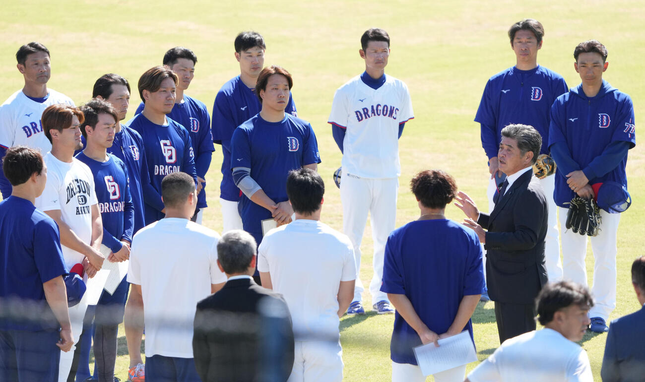 会見後、ナゴヤ球場へ移動しナインに話をする中日工藤公康監督（右から3人目）（撮影・森本幸一）