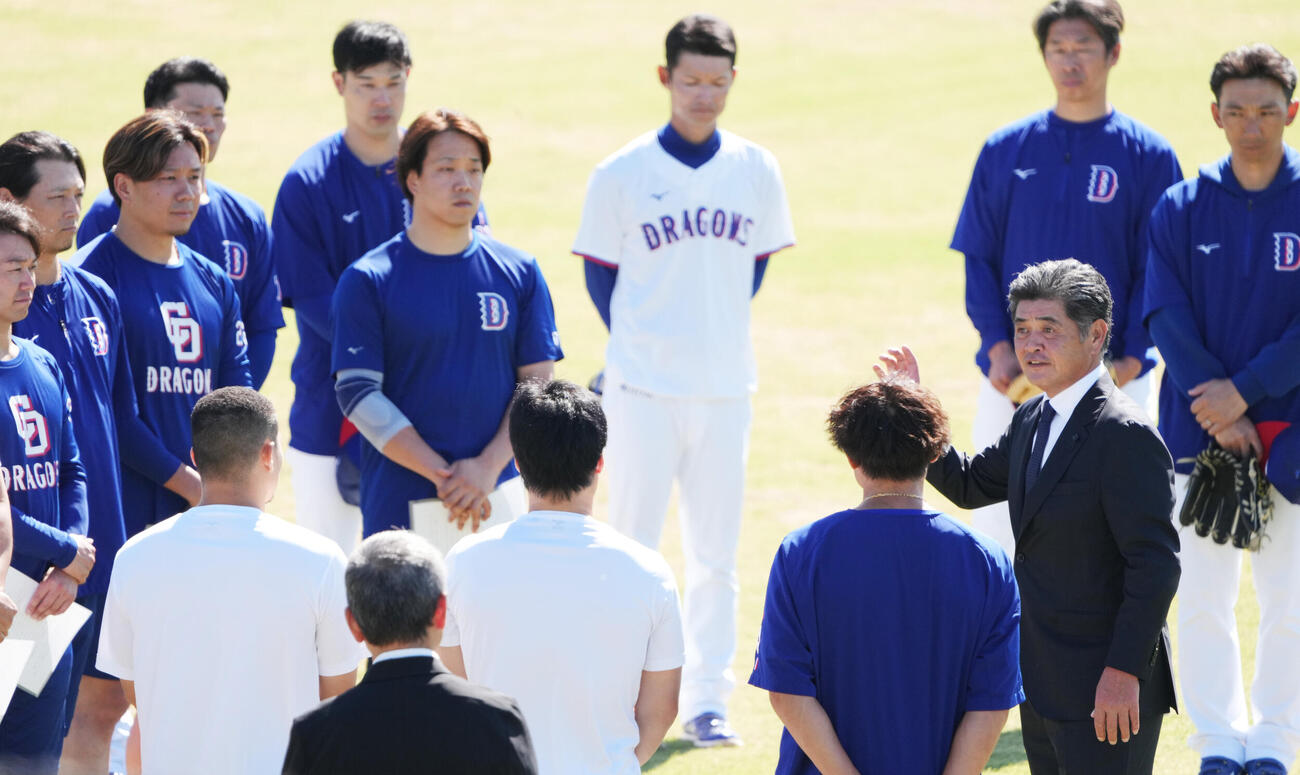 会見後、ナゴヤ球場へ移動しナインに話をする中日工藤公康監督（右から3人目）（撮影・森本幸一）
