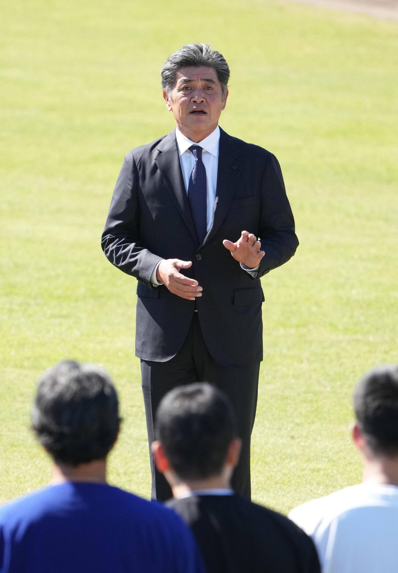 会見後、ナゴヤ球場へ移動し秋季練習中のナインにあいさつをする中日工藤公康監督（撮影・森本幸一）