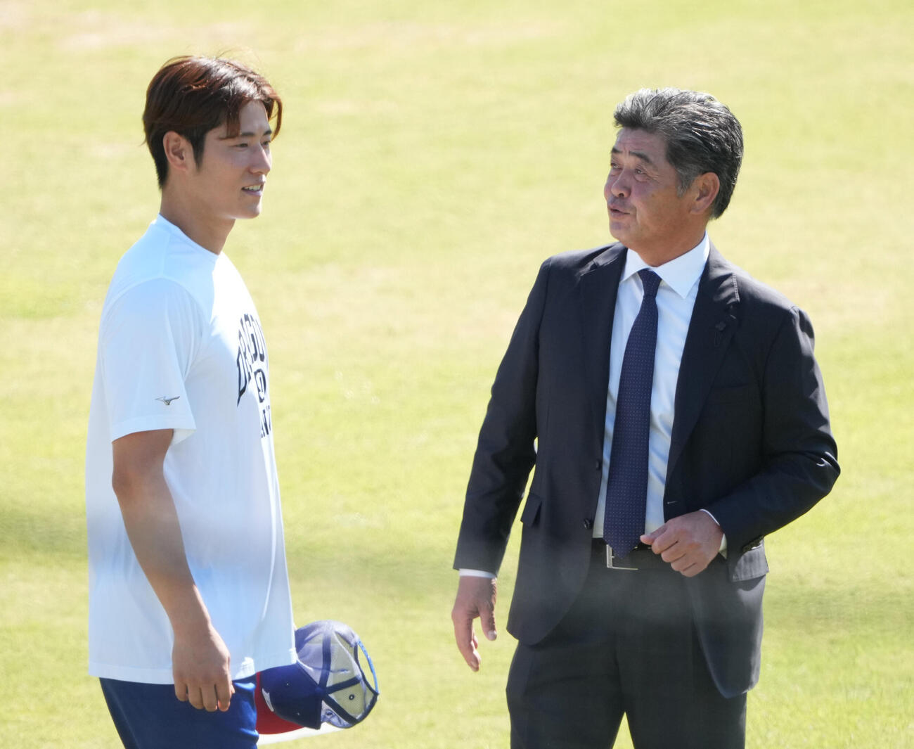 中日工藤公康監督（右）は上林誠知と言葉を交わす（撮影・森本幸一）